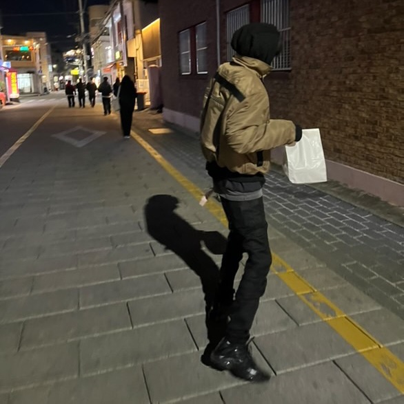 Nike Air Max Plus Triple Black 착용 스타일 - 4