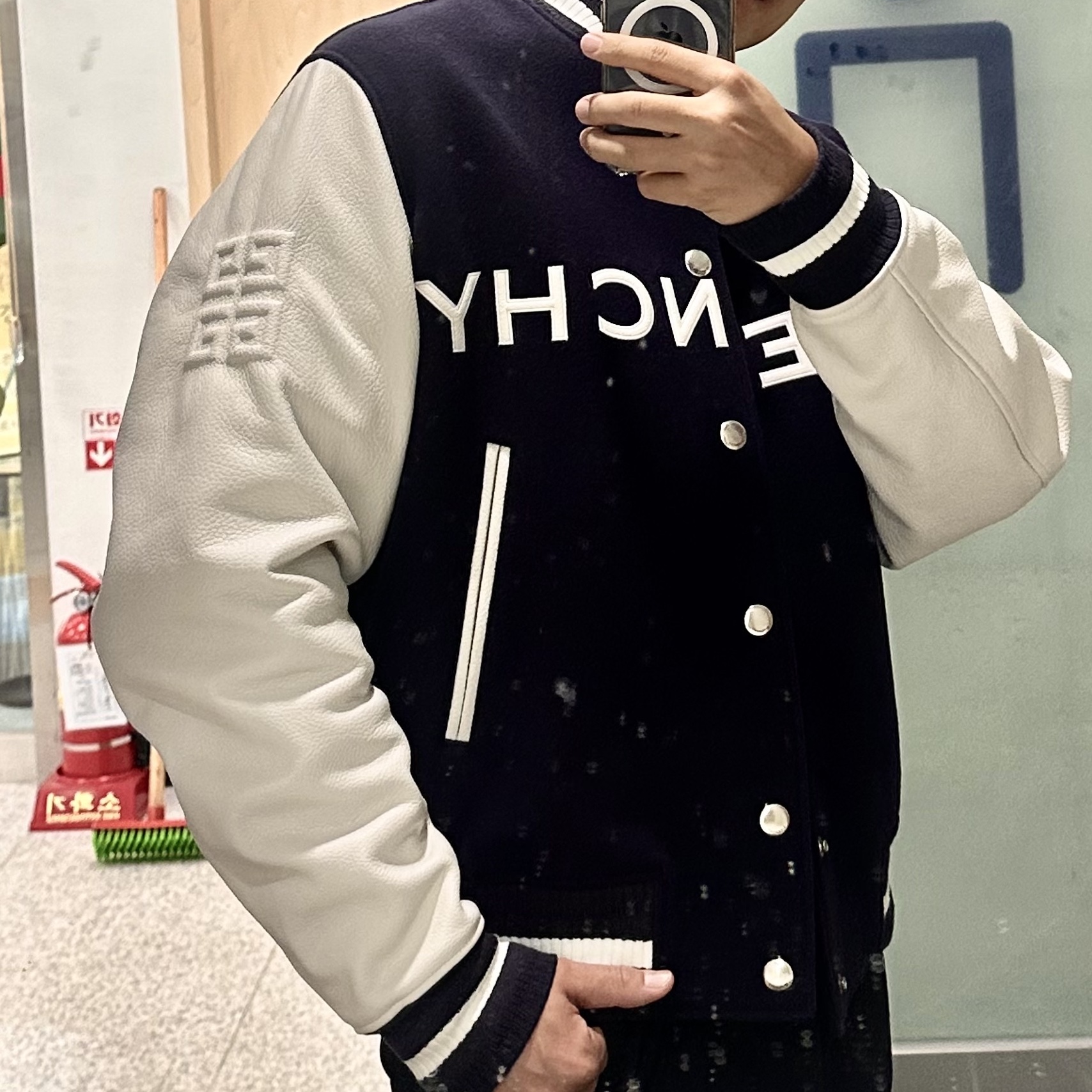 Givenchy College Bomber Jacket Navy White 착용 스타일