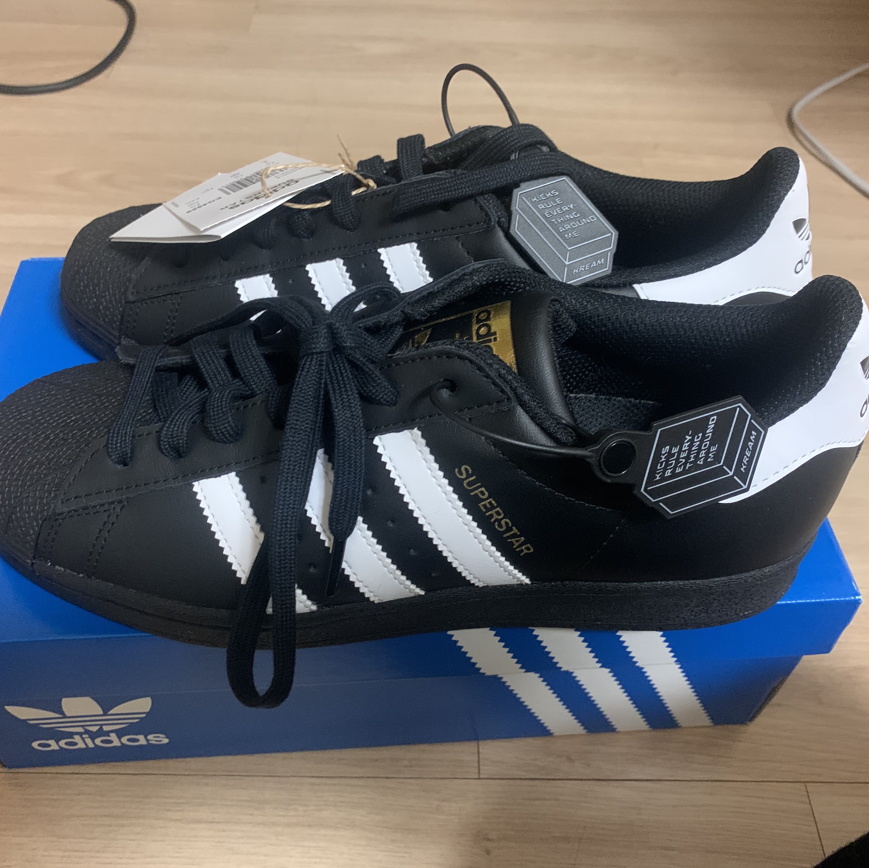 Adidas Superstar Core Black White 착용 스타일 - 4