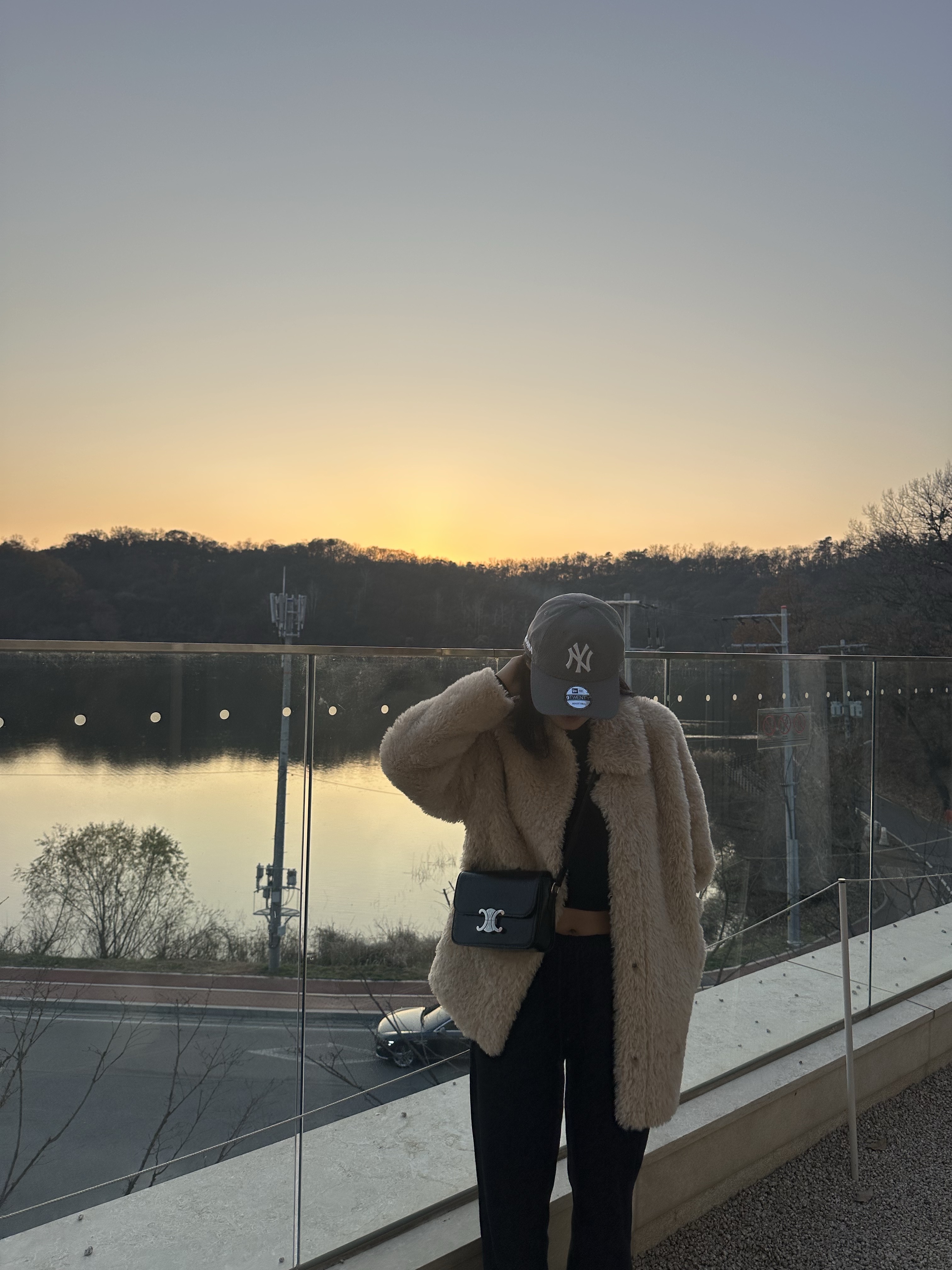 (W) Alo Yoga Accolade Sweatpants Black, New Era x MoMA New York Yankees Cap Storm Gray 착용 스타일 - 2