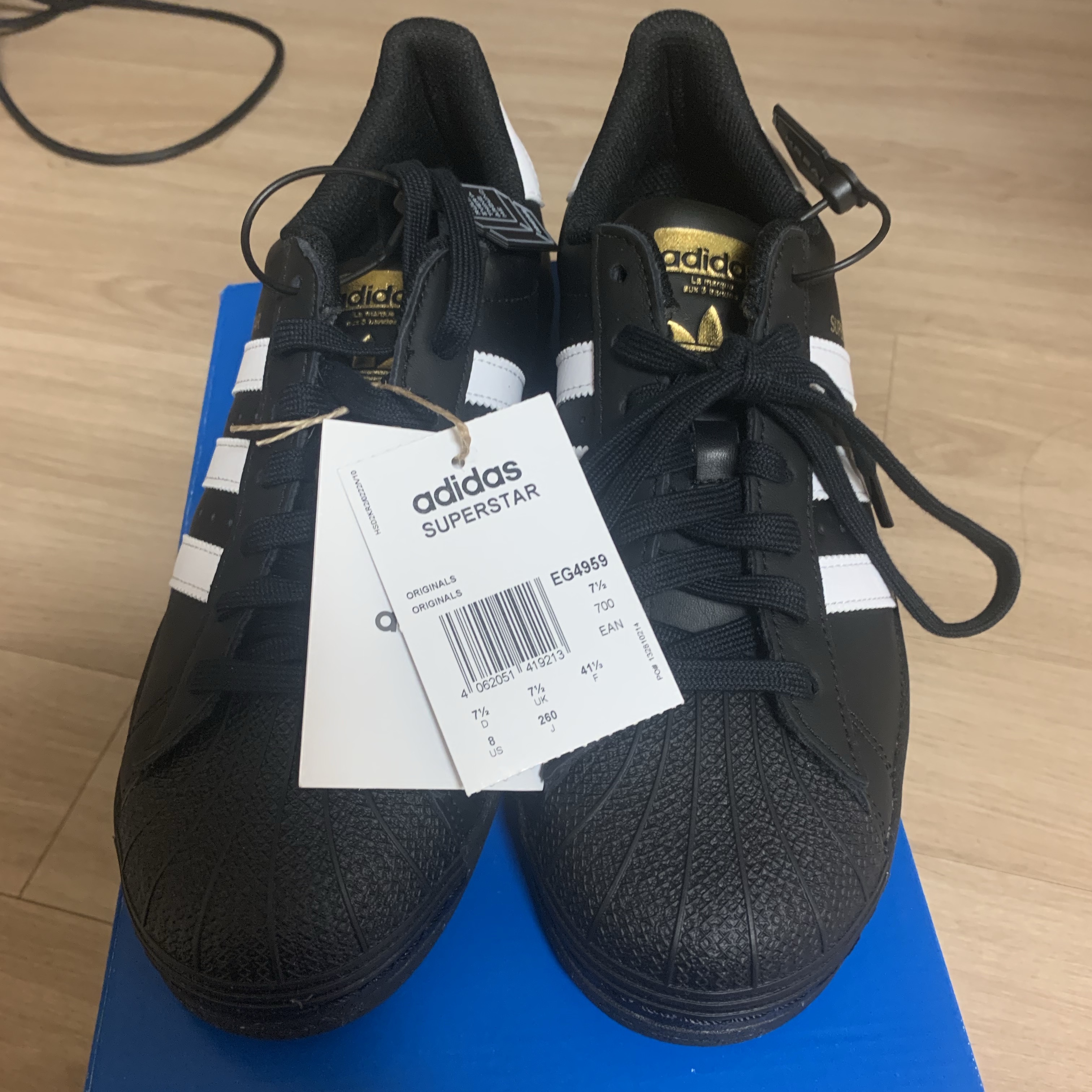 Adidas Superstar Core Black White 착용 스타일 - 3