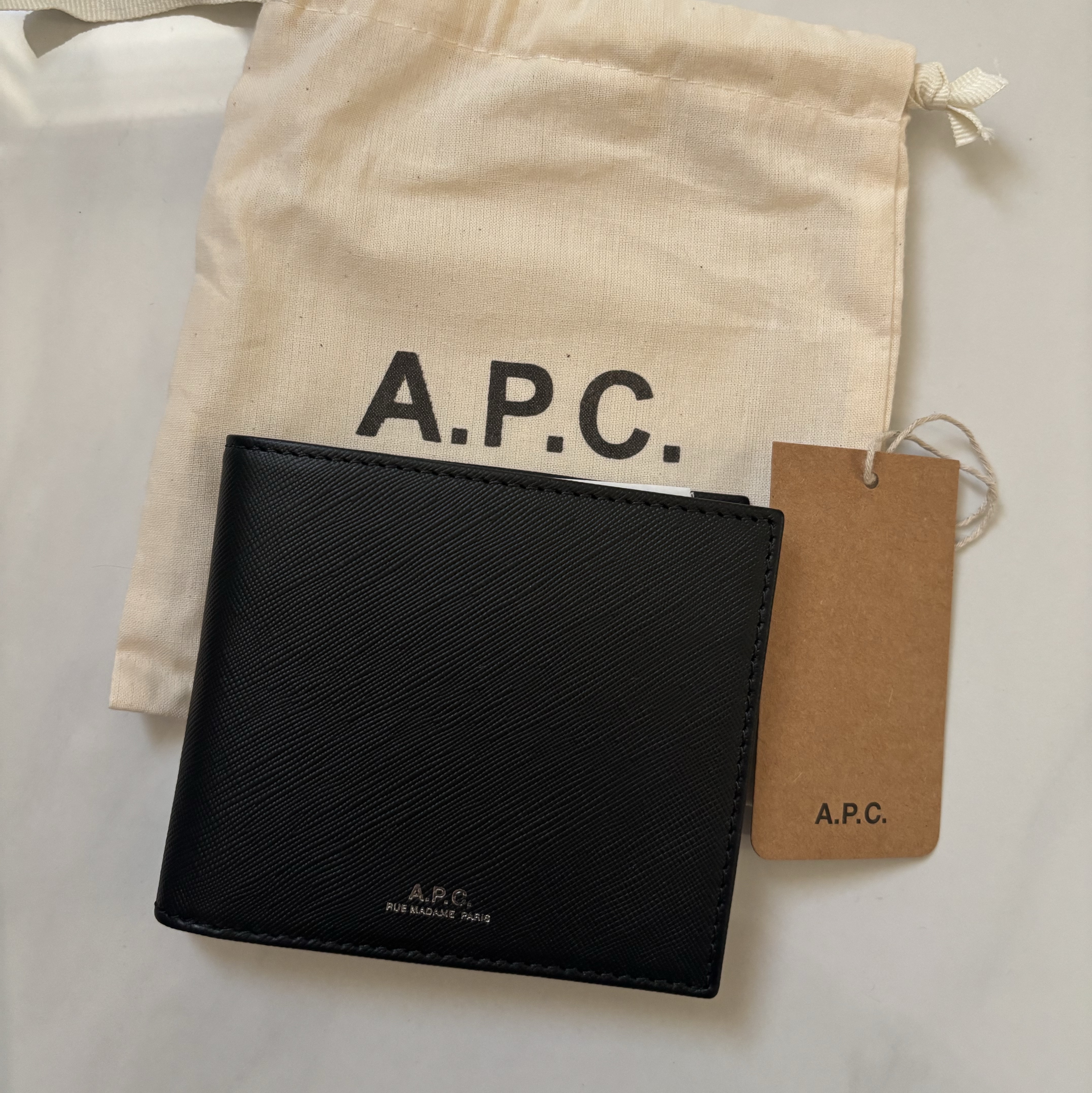 A.P.C. Aly Wallet Black 착용 스타일