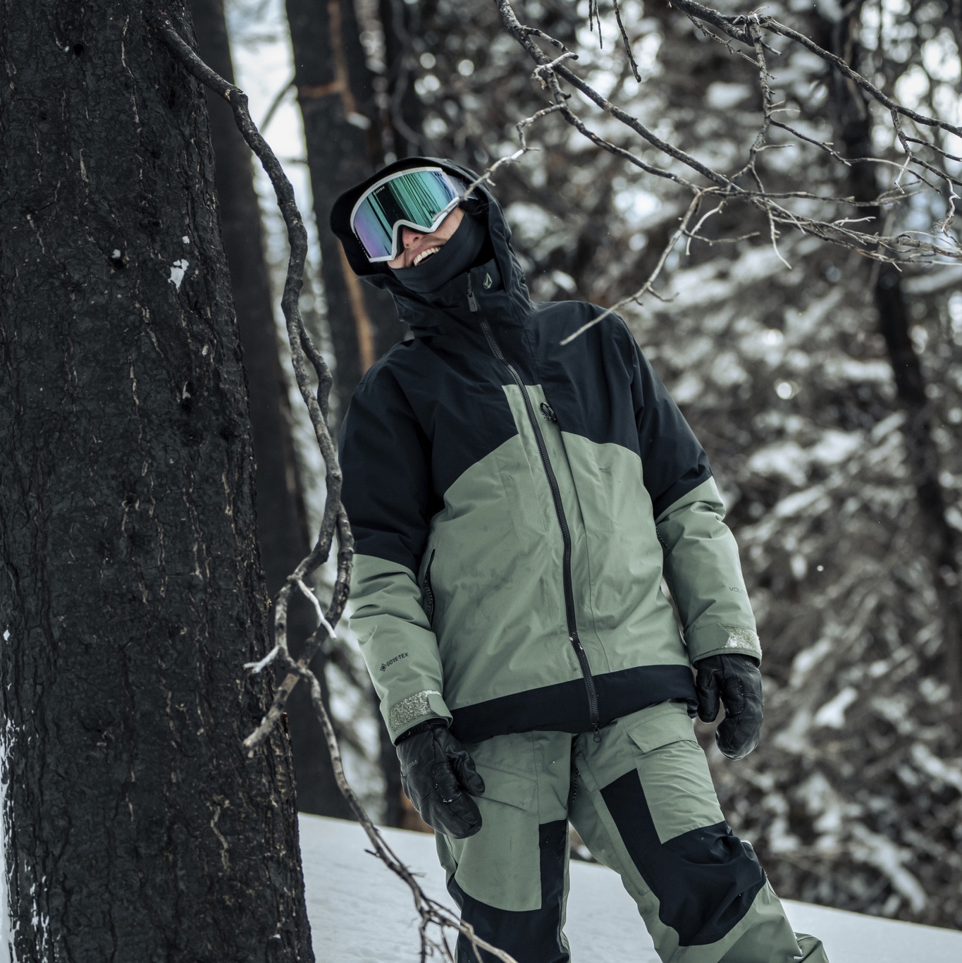 Volcom Womens At Stretch Gore-Tex Jacket Green 착용 스타일 - 2