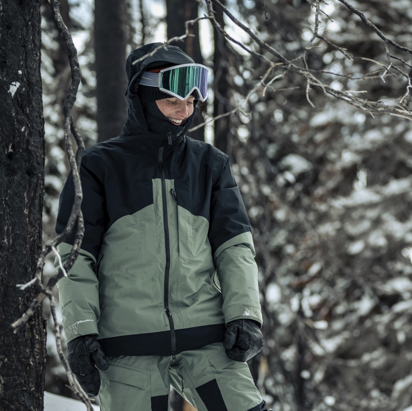 Volcom Womens At Stretch Gore-Tex Jacket Green 착용 스타일 - 1