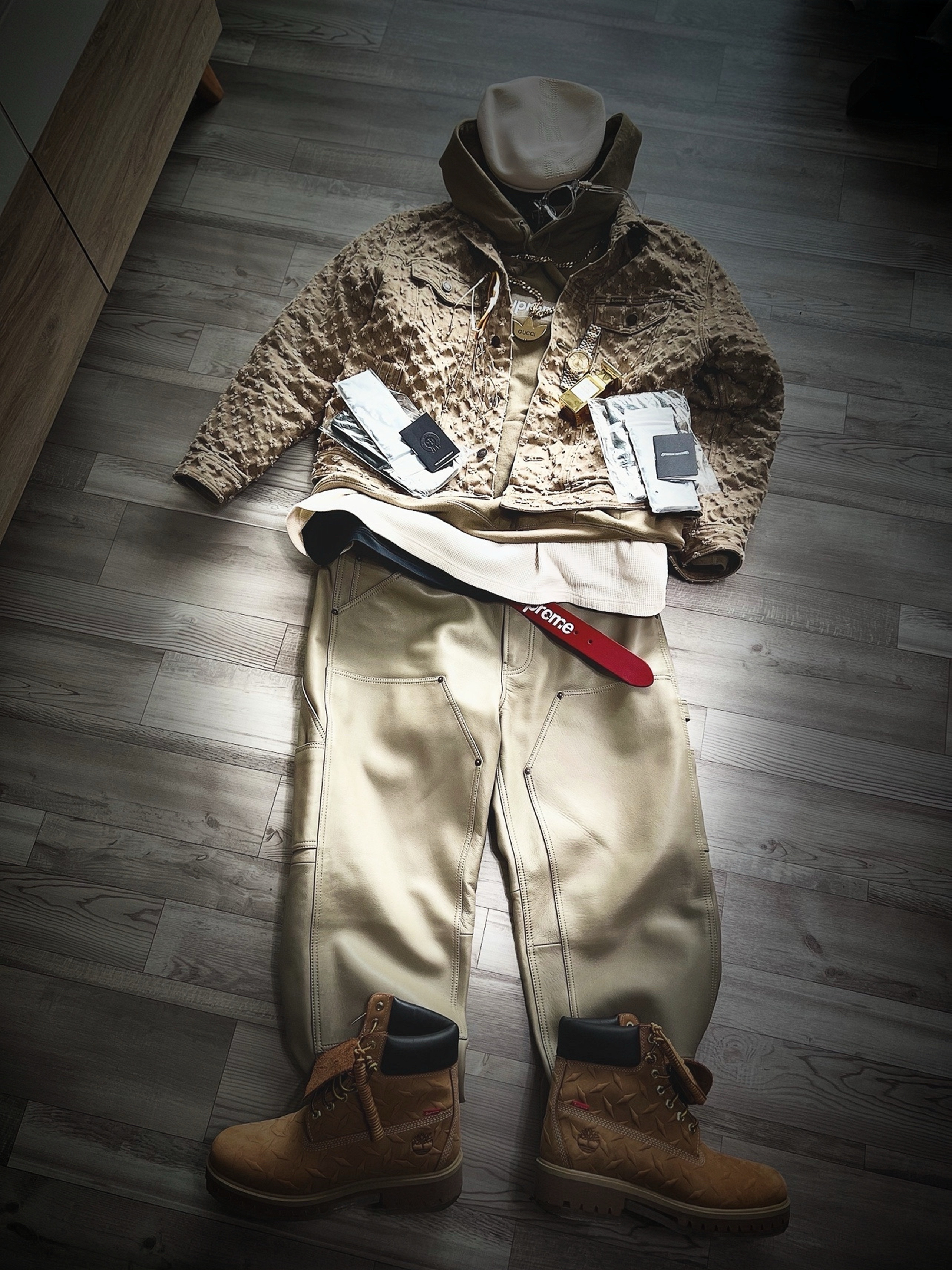 Supreme x Kangol Ventair Logo 504 Cream - 22SS, Supreme x Undercover Face T-Shirt Black - 23SS 착용 스타일 - 2