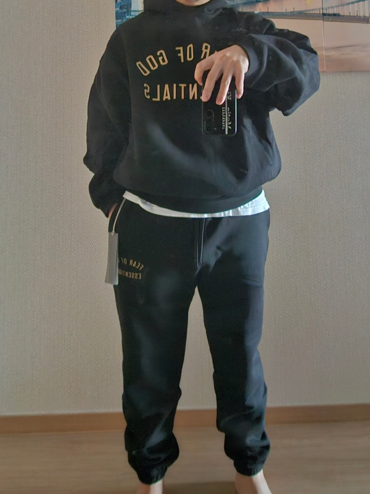 Essentials Fleece Hoodie Black - 24FW, Essentials Fleece Essential Sweatpant Black - 24FW 착용 스타일