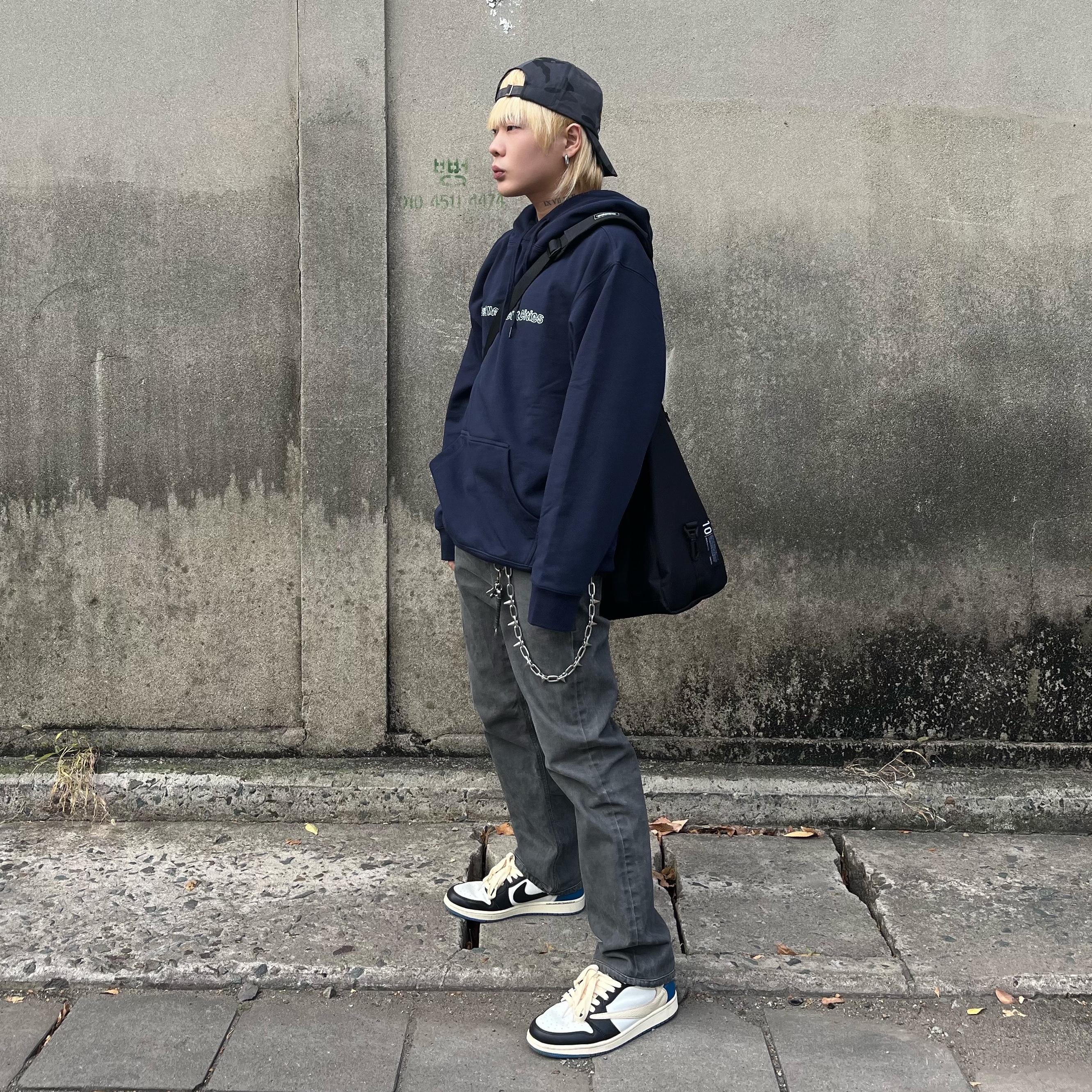 Jordan 1 x Travis Scott x Fragment Retro Low OG SP Military Blue 착용 스타일 - 1