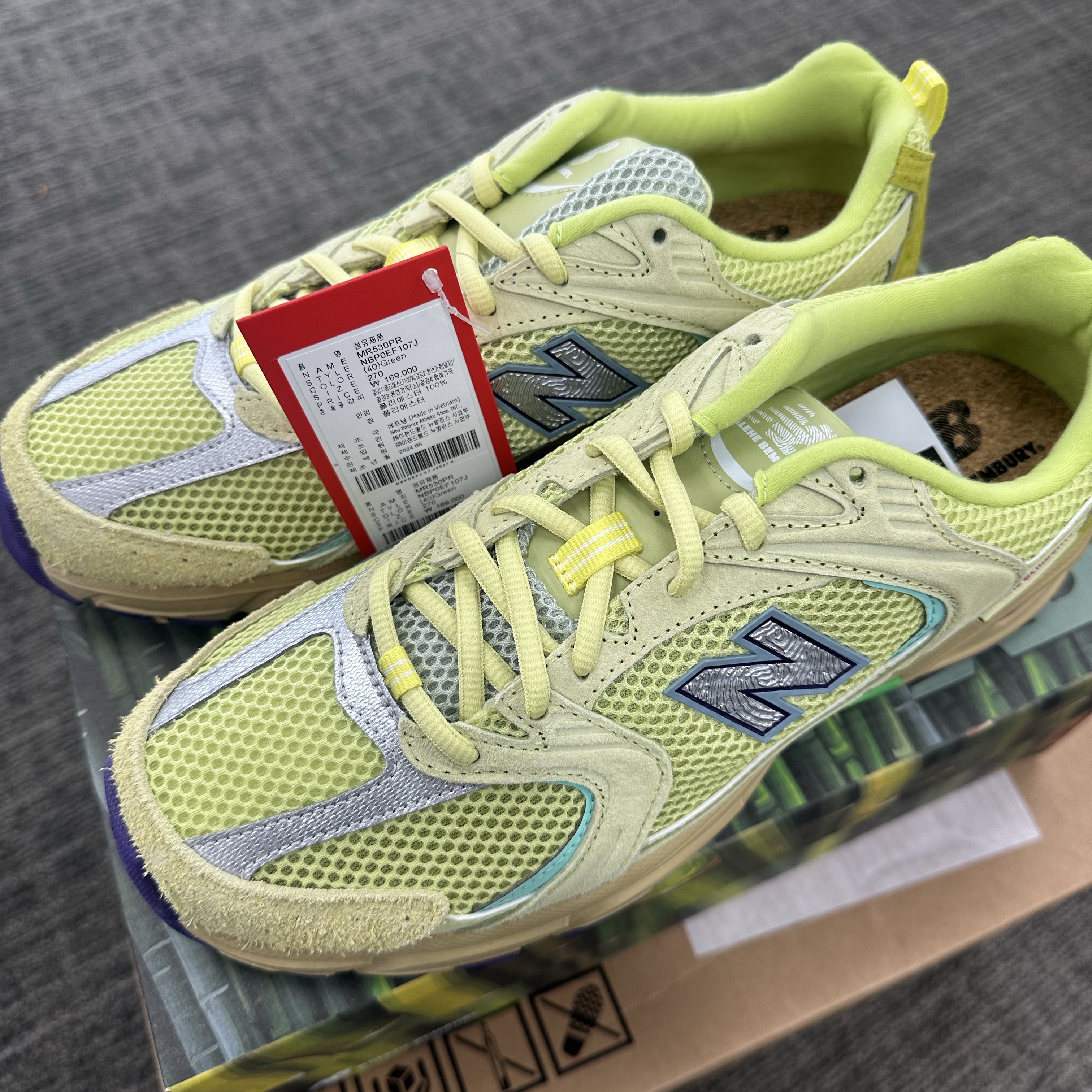 New Balance x Salehe Bembury 530 Dusty Yellow Celery Green 착용 스타일 - 2