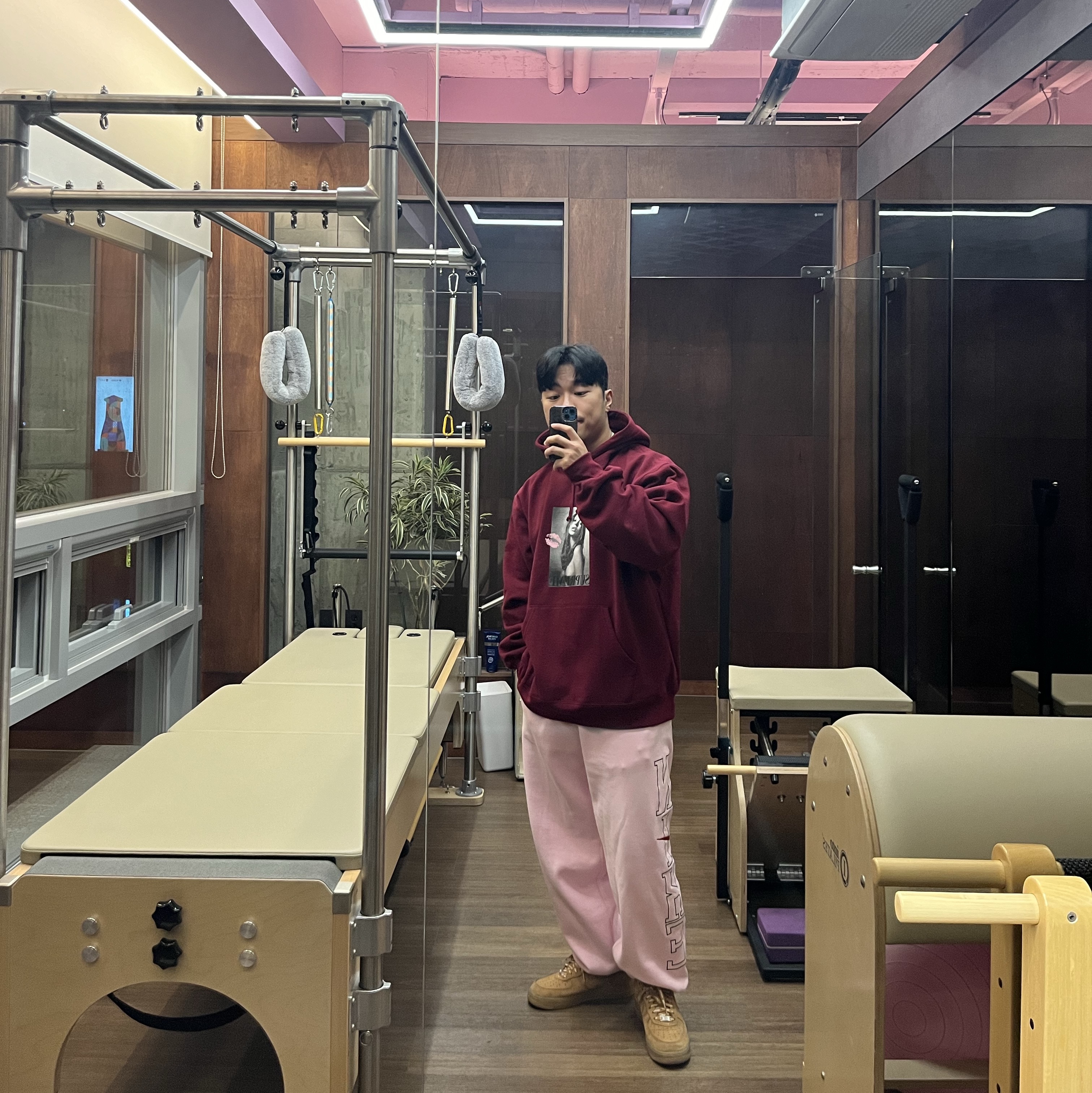 Supreme x Kate Moss Hooded Sweatshirt Cardinal - 24FW 착용 스타일 - 2