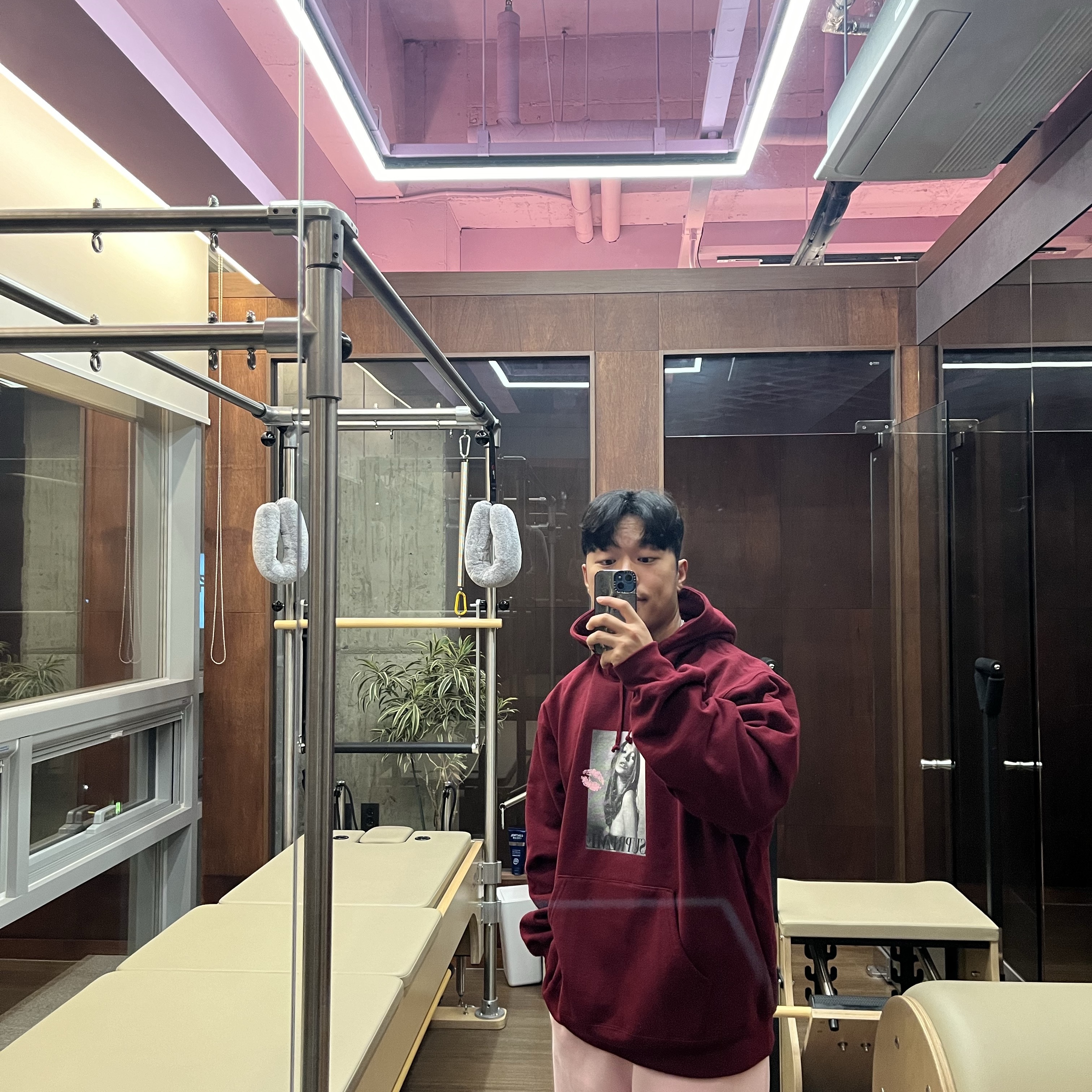 Supreme x Kate Moss Hooded Sweatshirt Cardinal - 24FW 착용 스타일 - 3