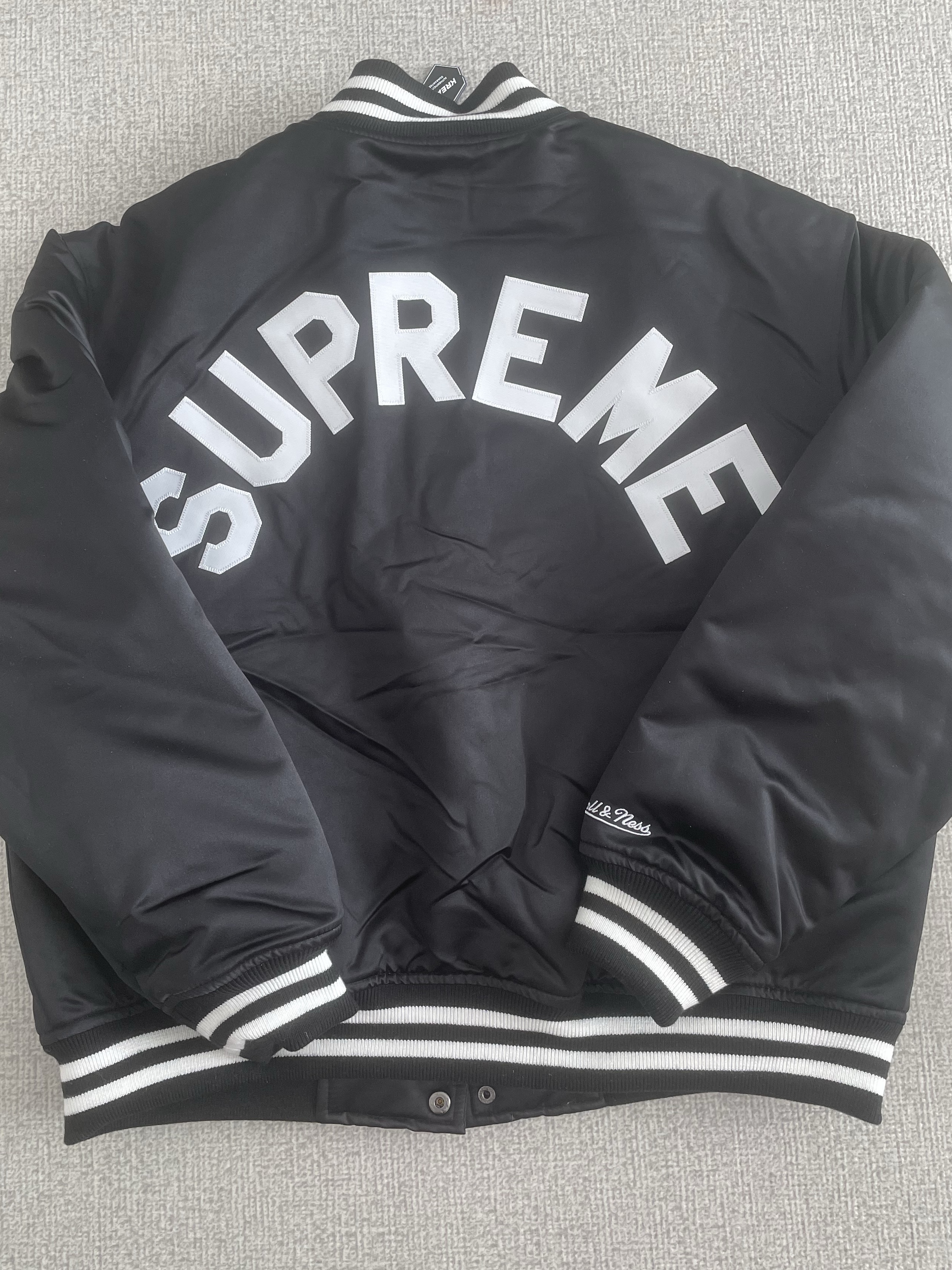 Supreme Mitchell & Ness Satin Varsity Jacket Black - 24FW 착용 스타일