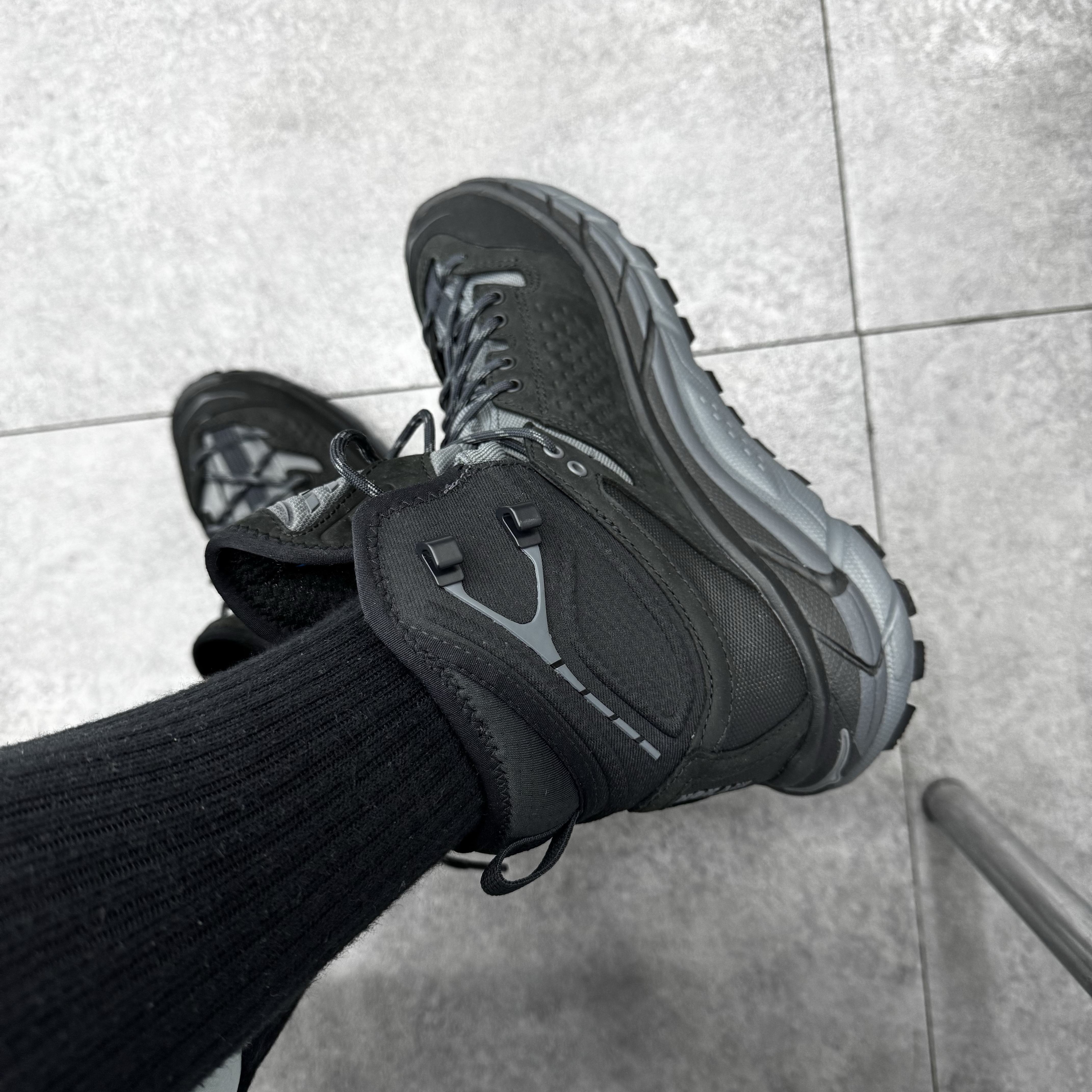 Hoka Tor Ultra High Black Castlerock 착용 스타일 - 2