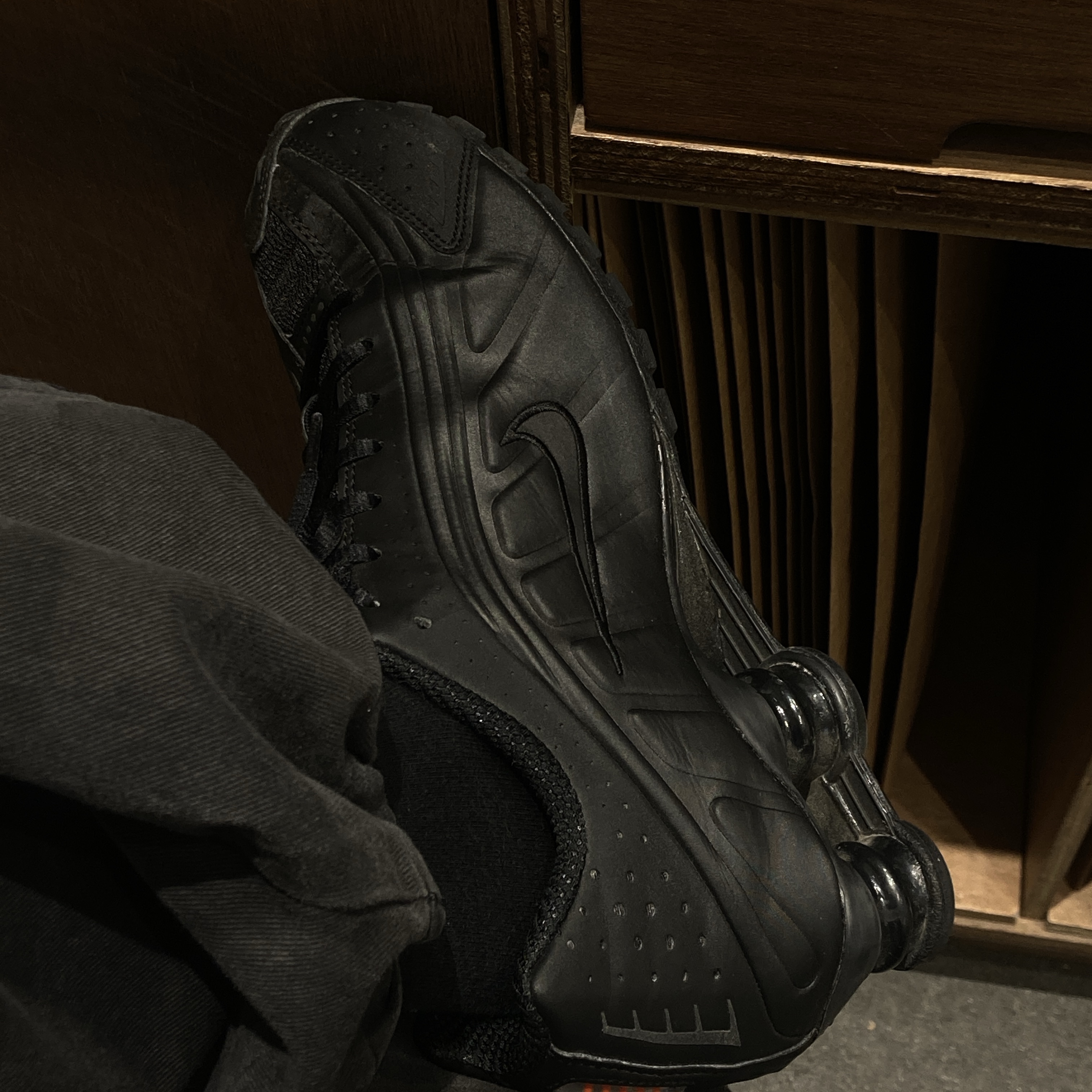 (W) Nike Shox R4 Black 착용 스타일