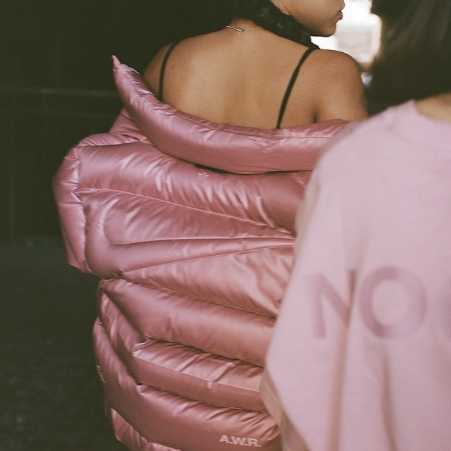 Nike x Drake Nocta Sunset Puffer Jacket Desert Berry Elemental Pink (FN8196-667), Nike x Drake Nocta Sunset Puffer Jacket Mica Green Cyber (FN8196-330) 착용 스타일 - 1