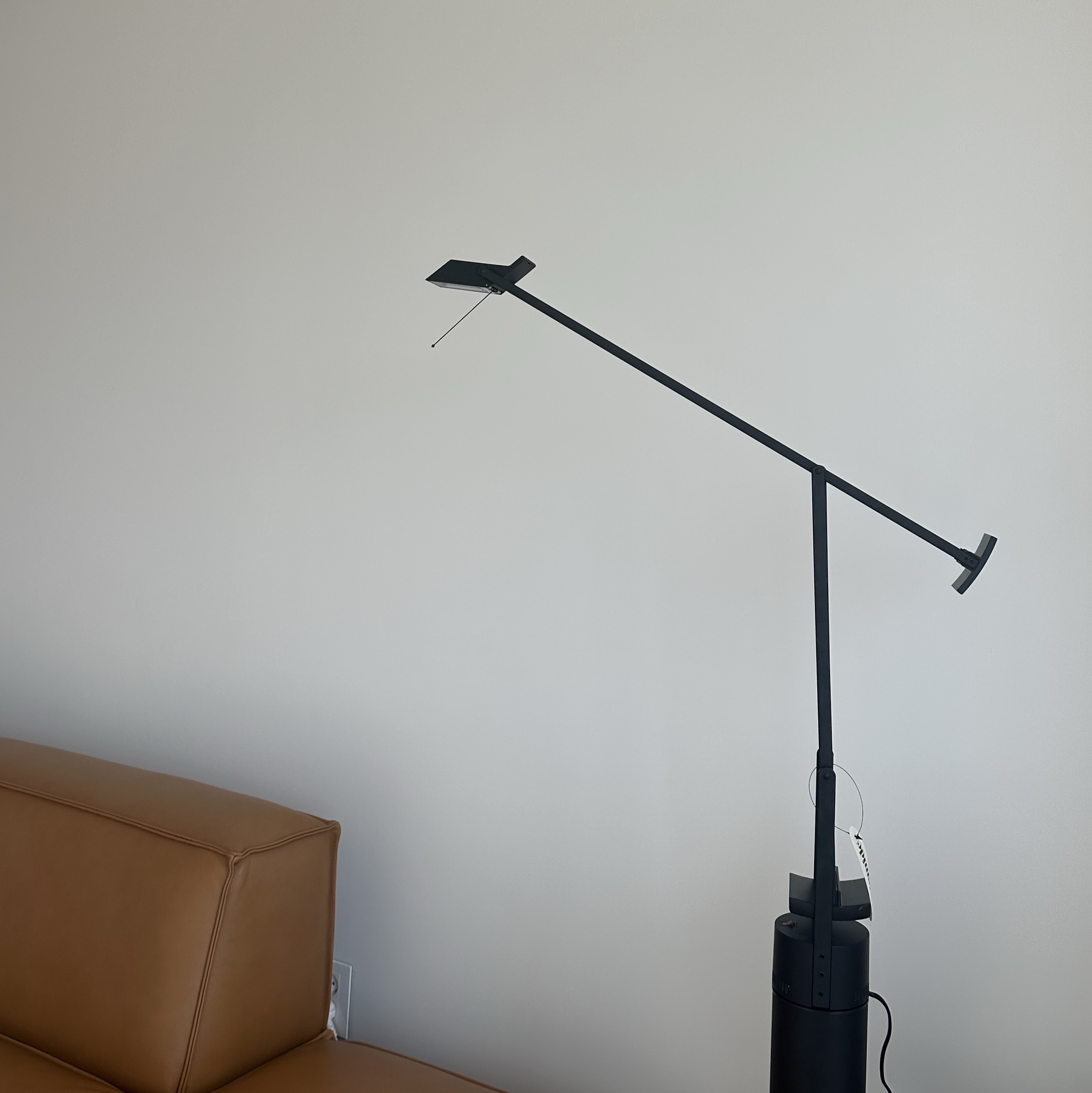 Artemide Tizio Black 착용 스타일 - 3