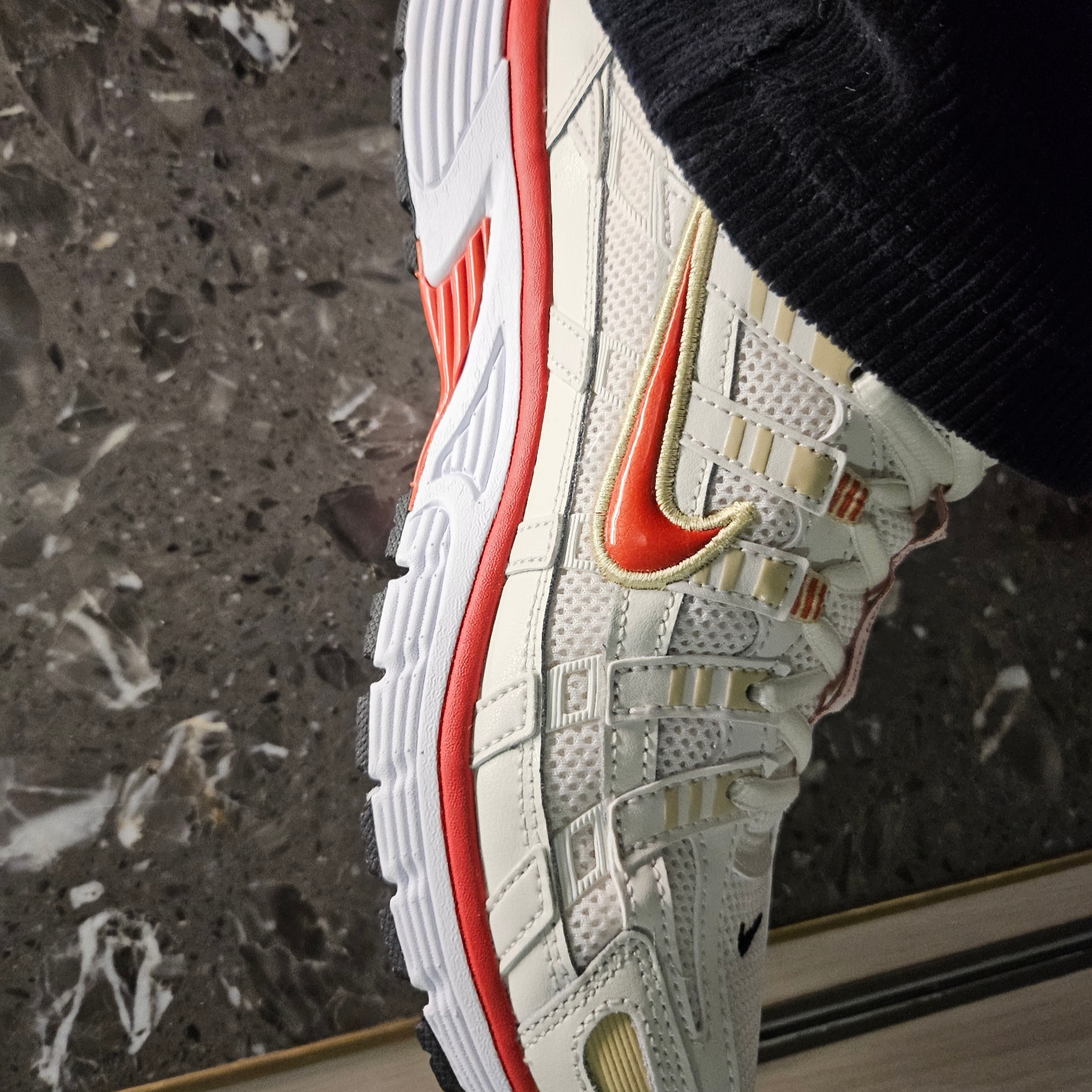 Nike P-6000 Phantom White Black Dragon Red 착용 스타일