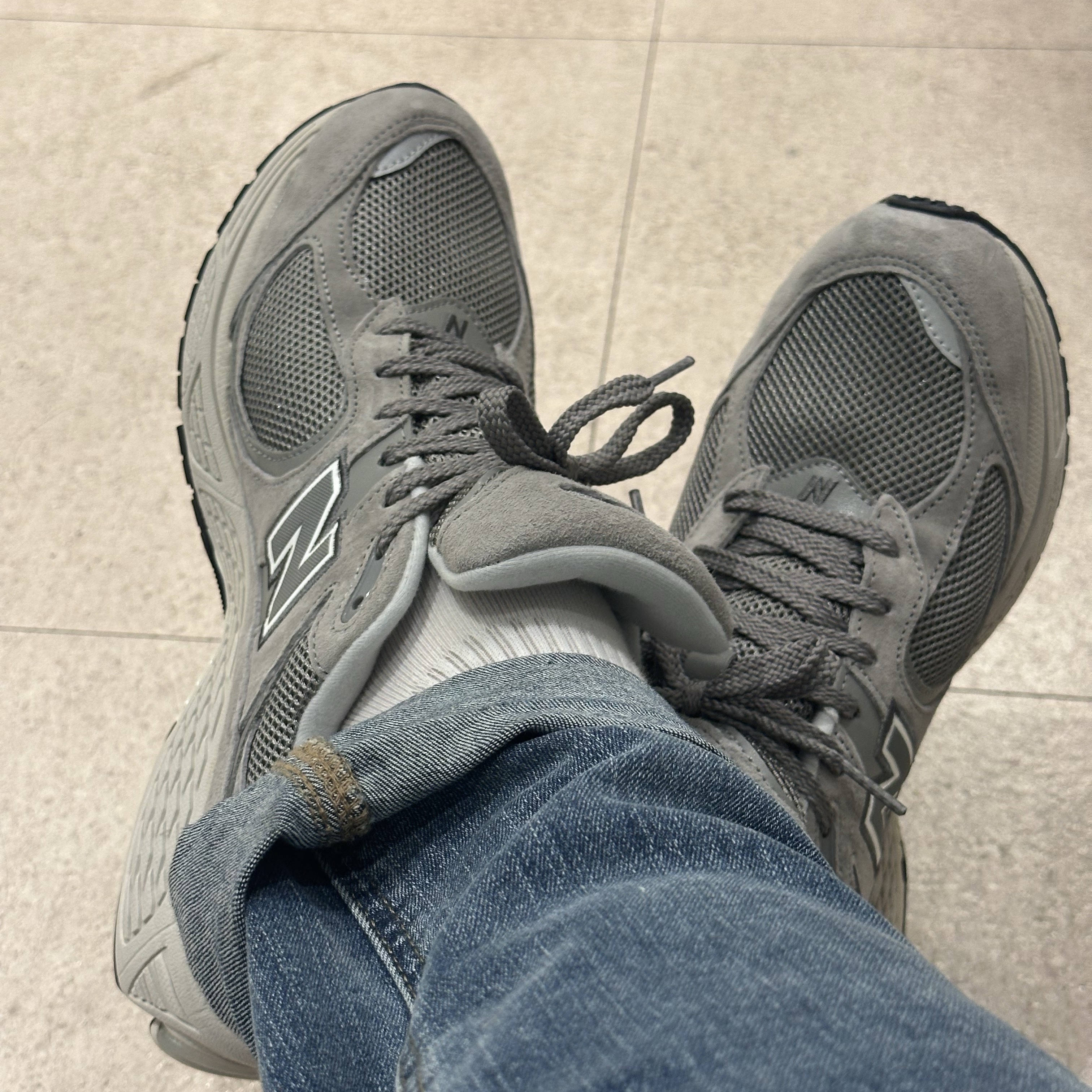 New Balance 2002R Grey 착용 스타일