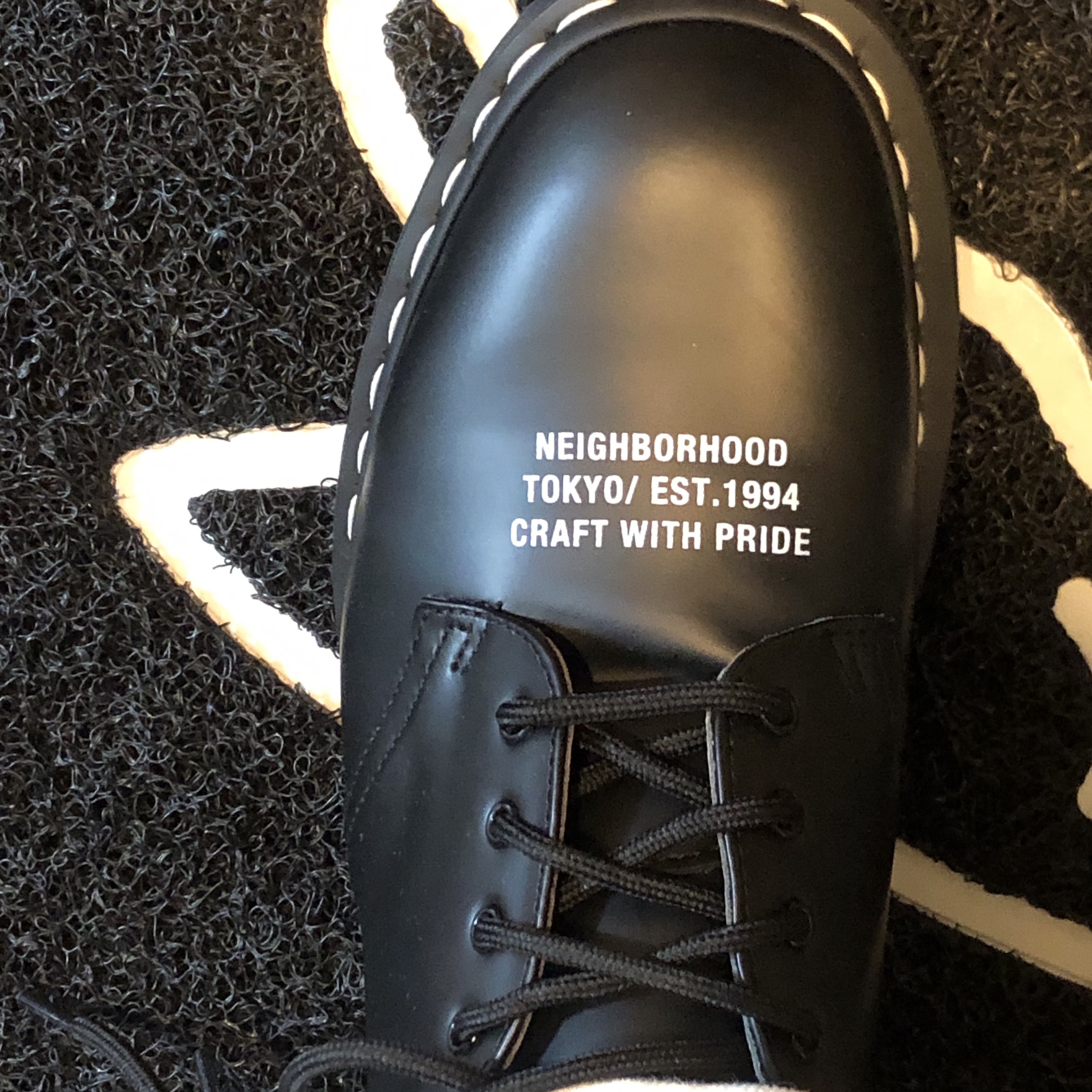 Dr. Martens x Neighborhood Smiths Smooth Leather Black 착용 스타일 - 2