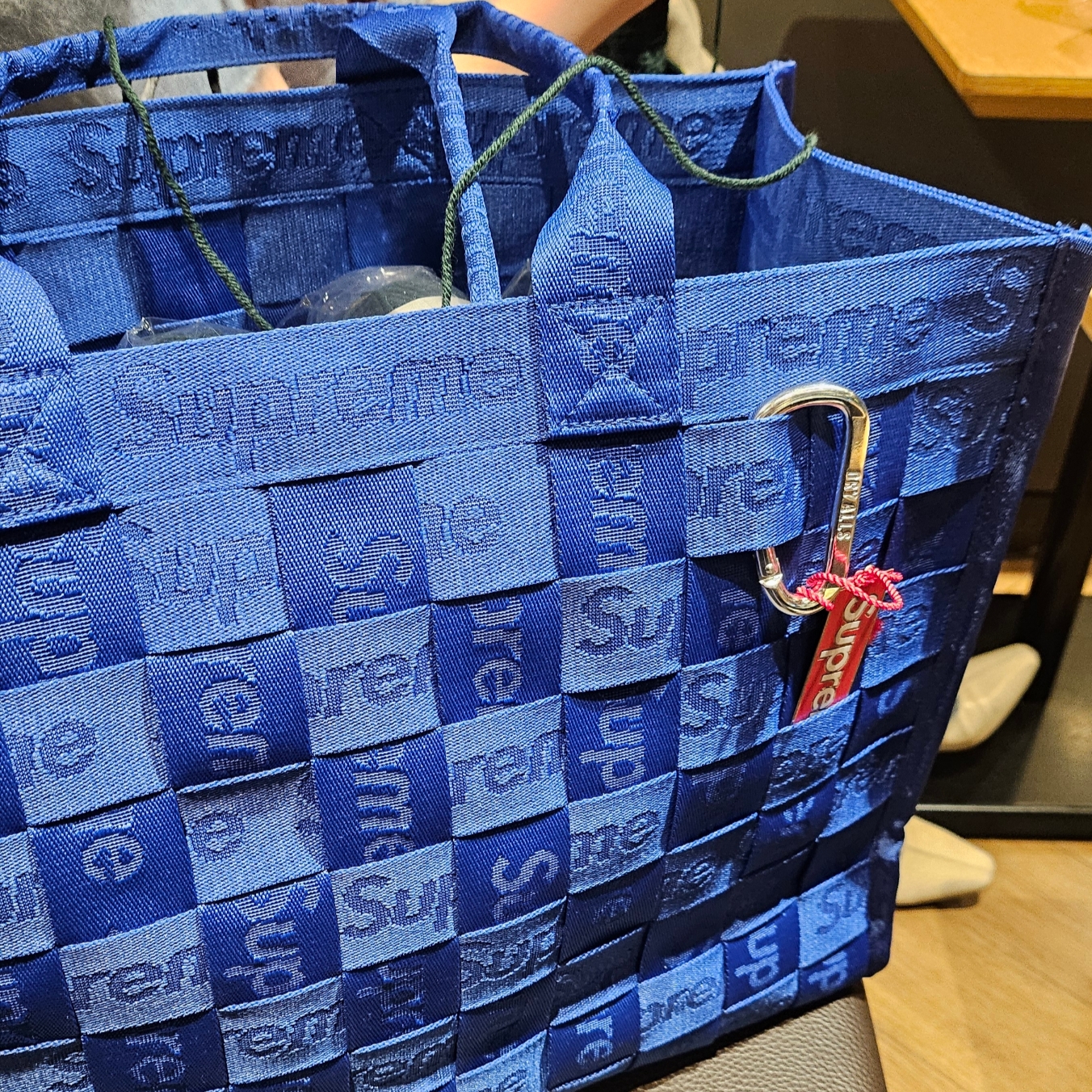 Supreme Woven Tote Royal - 24SS, Supreme x David Howell & Co. Metal Bookmark Red - 24FW 착용 스타일