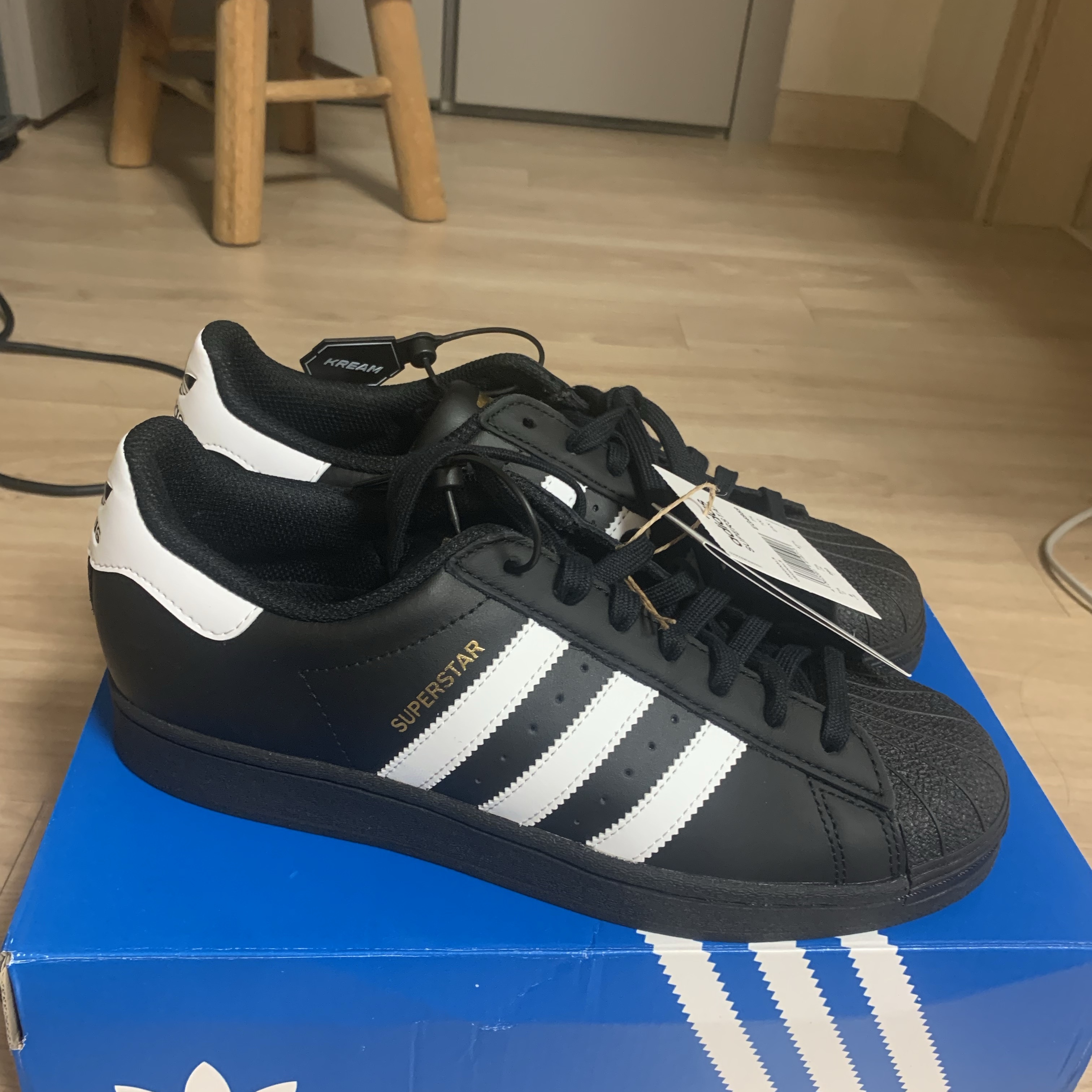 Adidas Superstar Core Black White 착용 스타일 - 1
