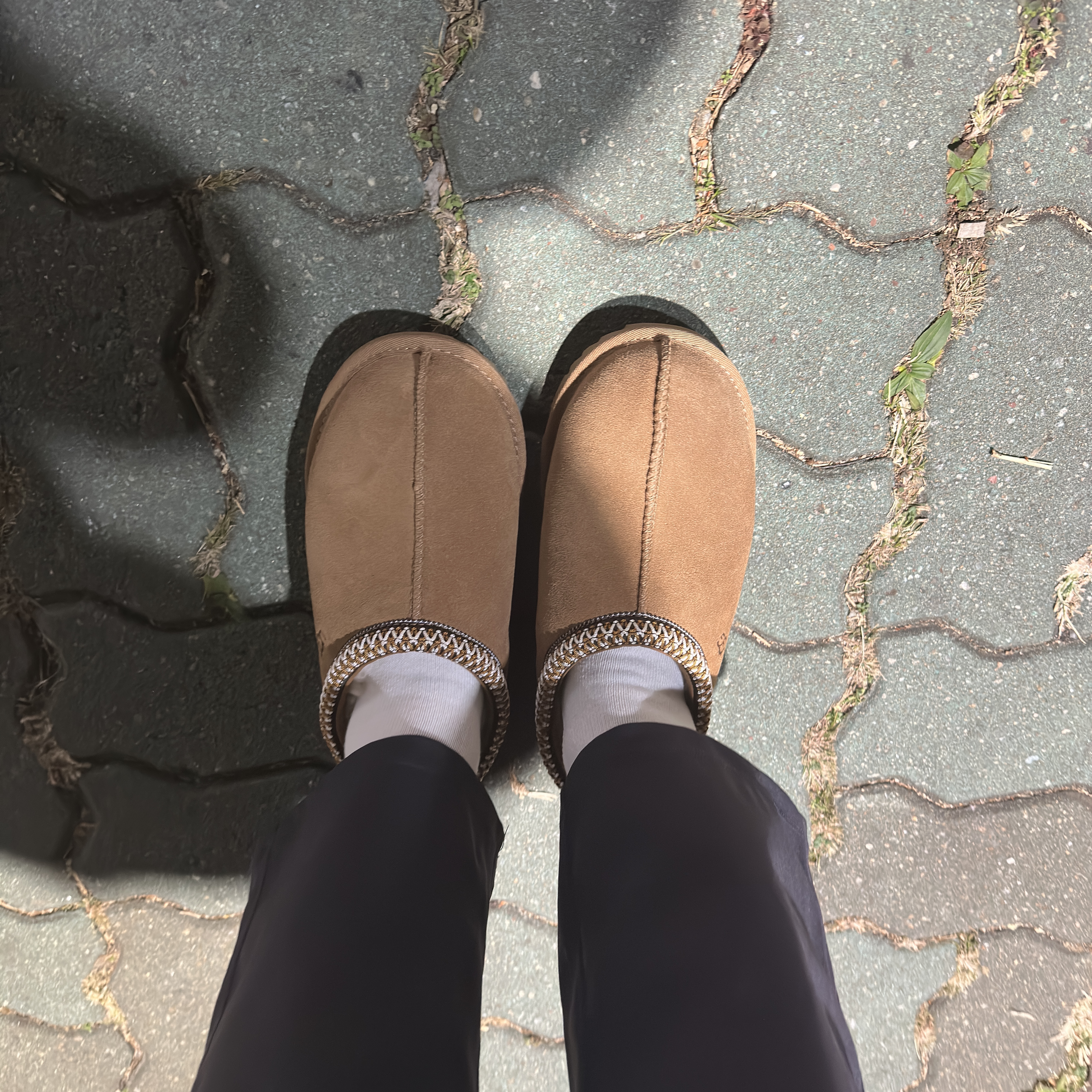 (Kids) UGG Tasman II Slipper Chestnut 착용 스타일