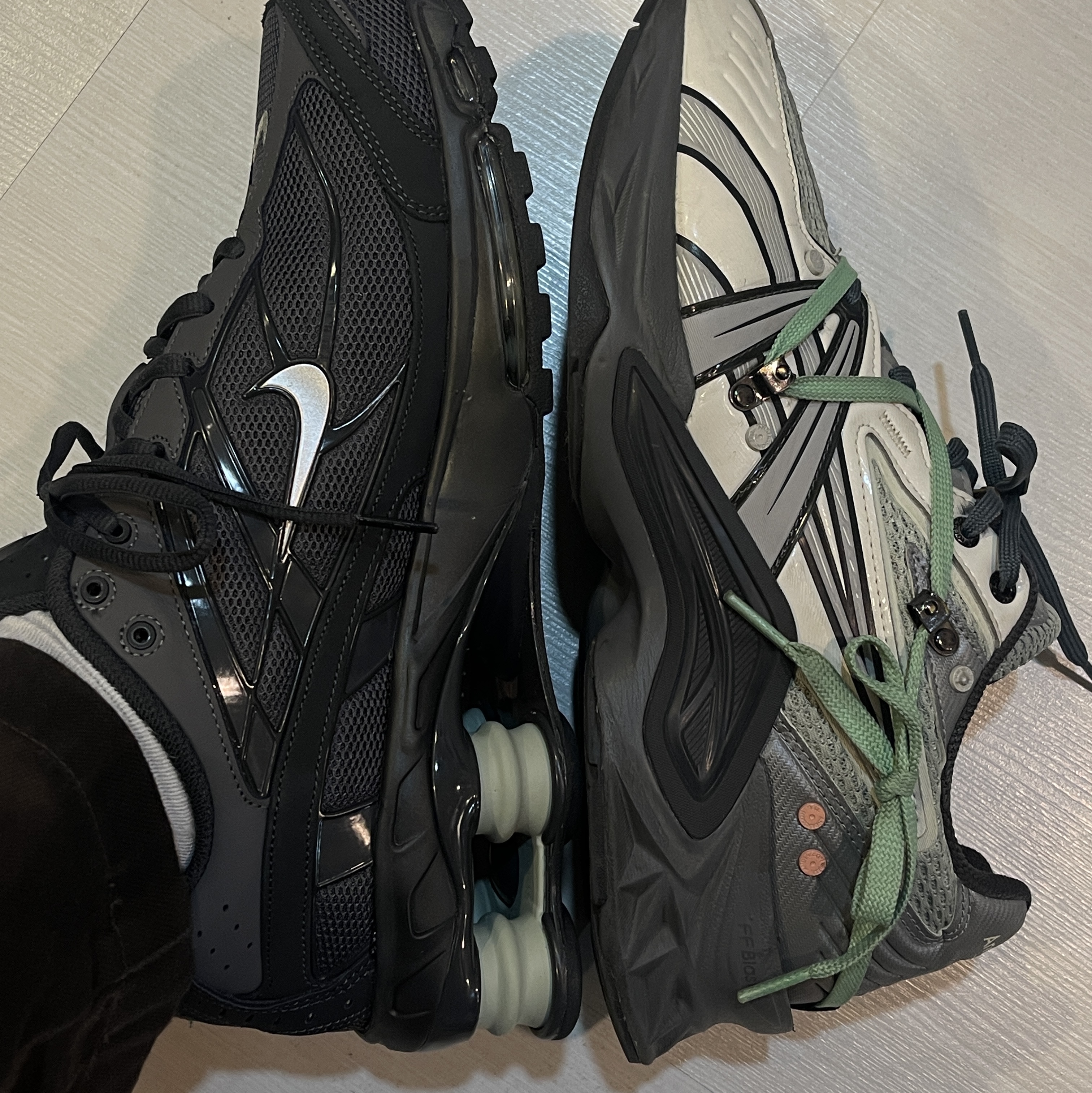 Nike Shox Ride 2 Iron Grey and Anthracite, Asics x Andersson Bell HN2-S Protoblast Smoke Grey 착용 스타일