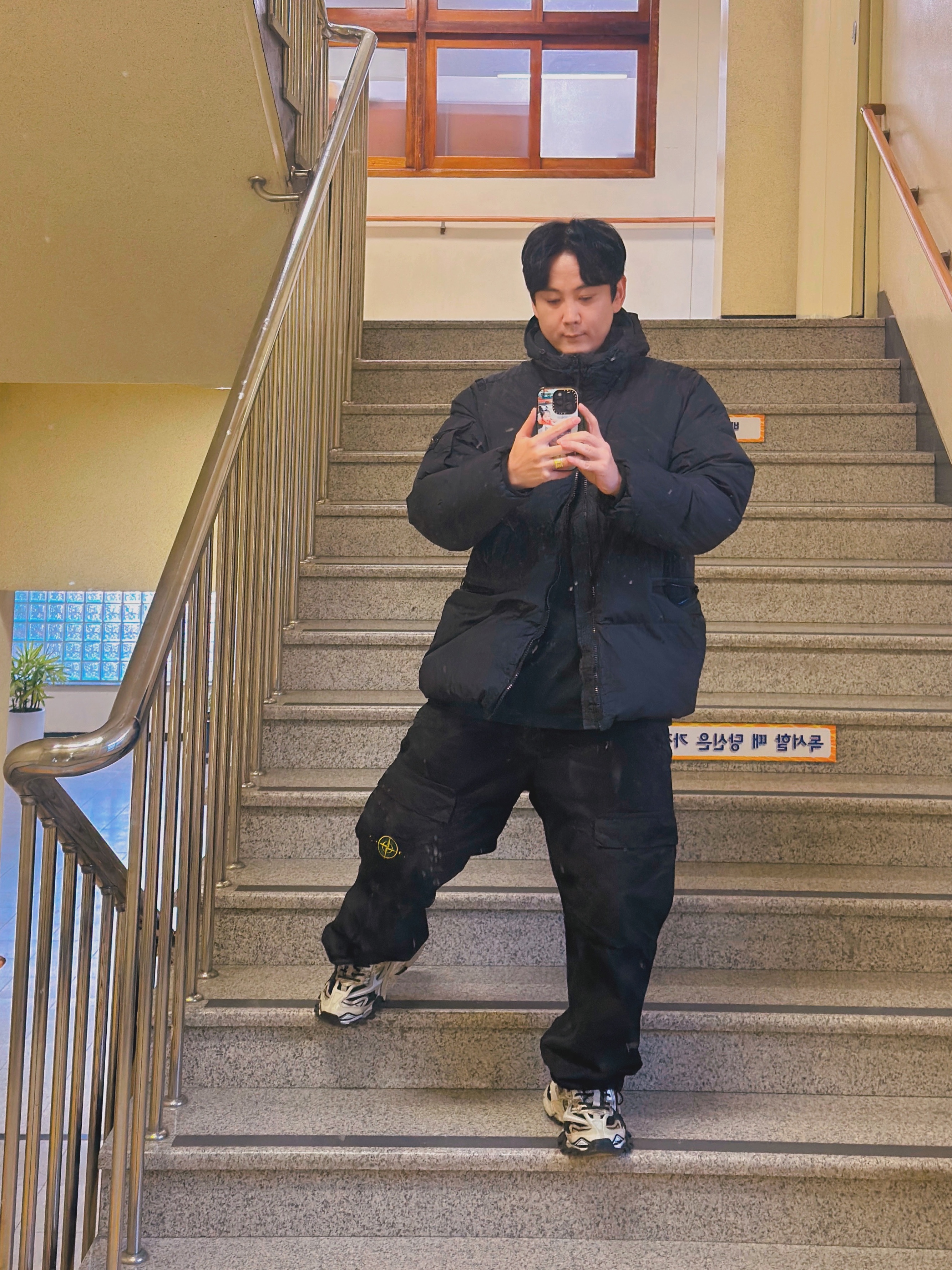 Stone Island 40223 Garment Dyed Crinkle Reps Down Jacket Black - 22FW, Stone Island 311WA OLD Treatment Brushed Cotton Canvas Cargo Pants Black - 24SS 착용 스타일