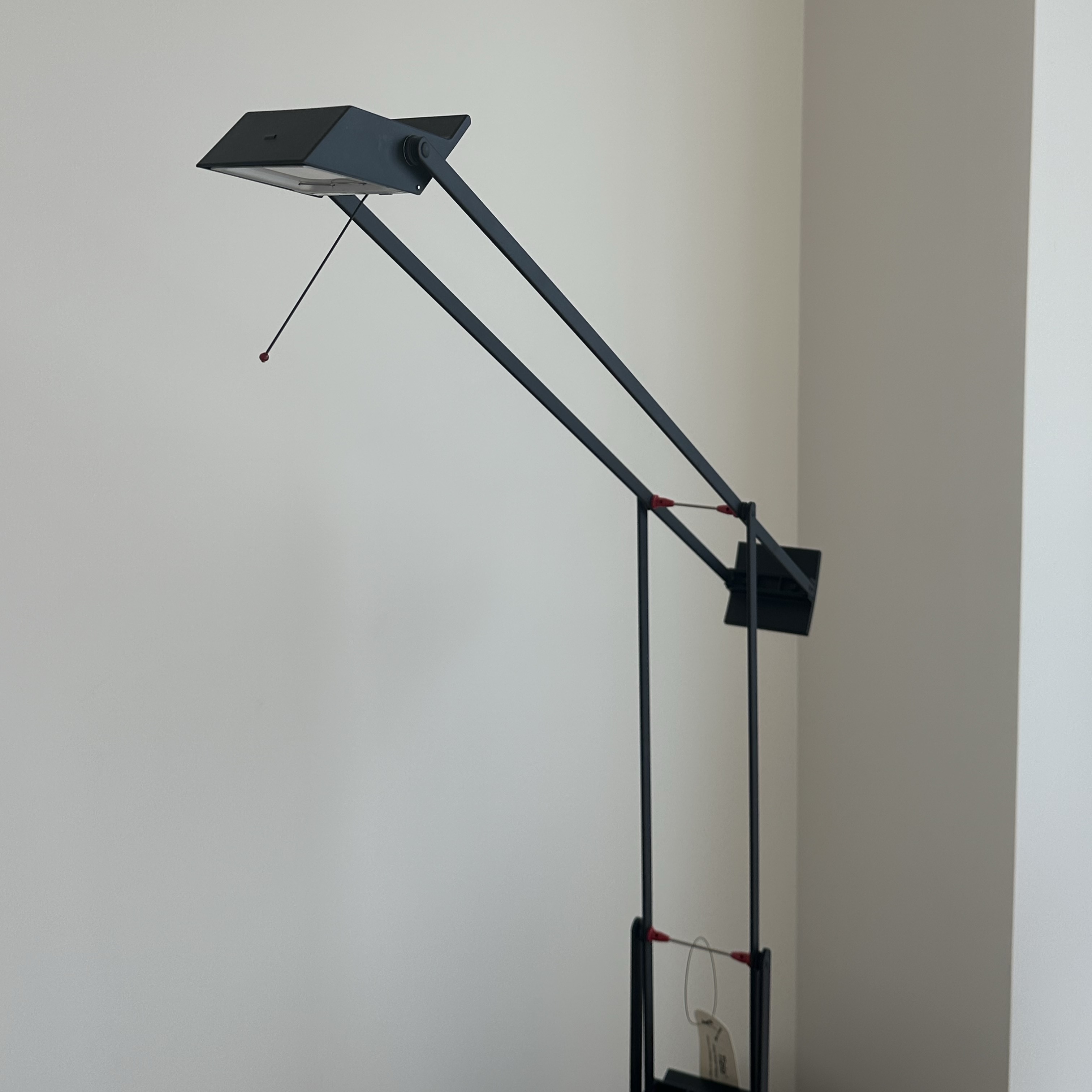 Artemide Tizio Black 착용 스타일 - 2