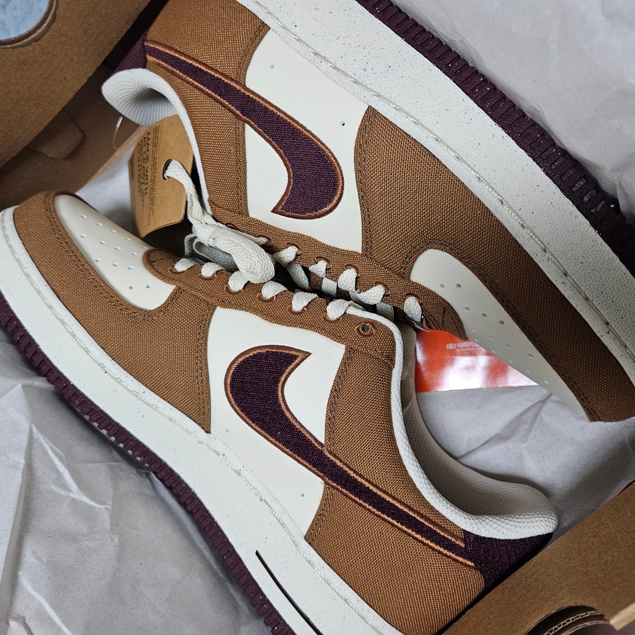 Nike Air Force 1 '07 LV8 Light British Tan Coconut Milk 착용 스타일