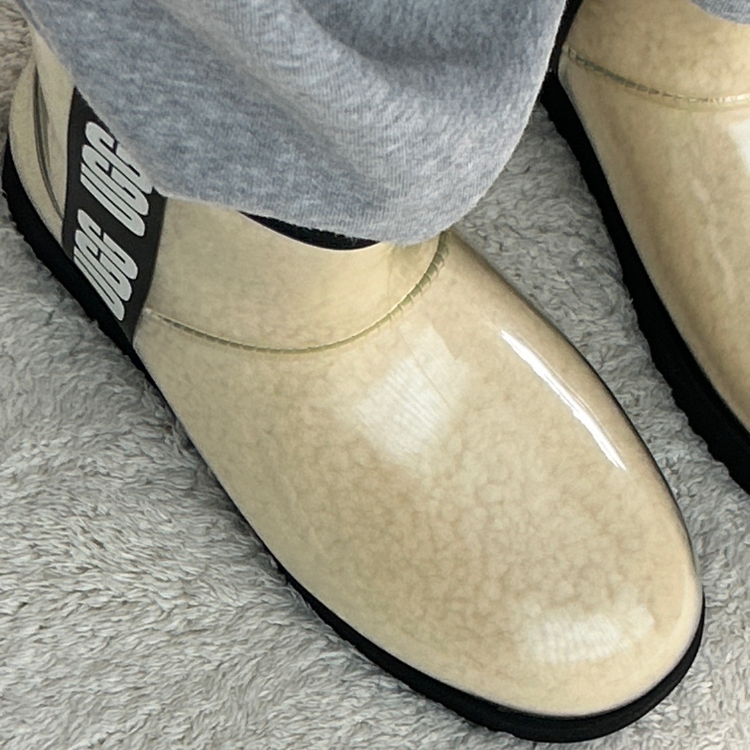 (W) UGG Classic Clear Mini Boots Natural Black 착용 스타일
