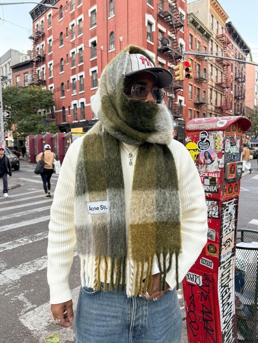 Acne Studios Mohair Check Muffler Grey Green Black, Acne Studios Mohair Check Muffler Taupe Green Black 착용 스타일 - 3