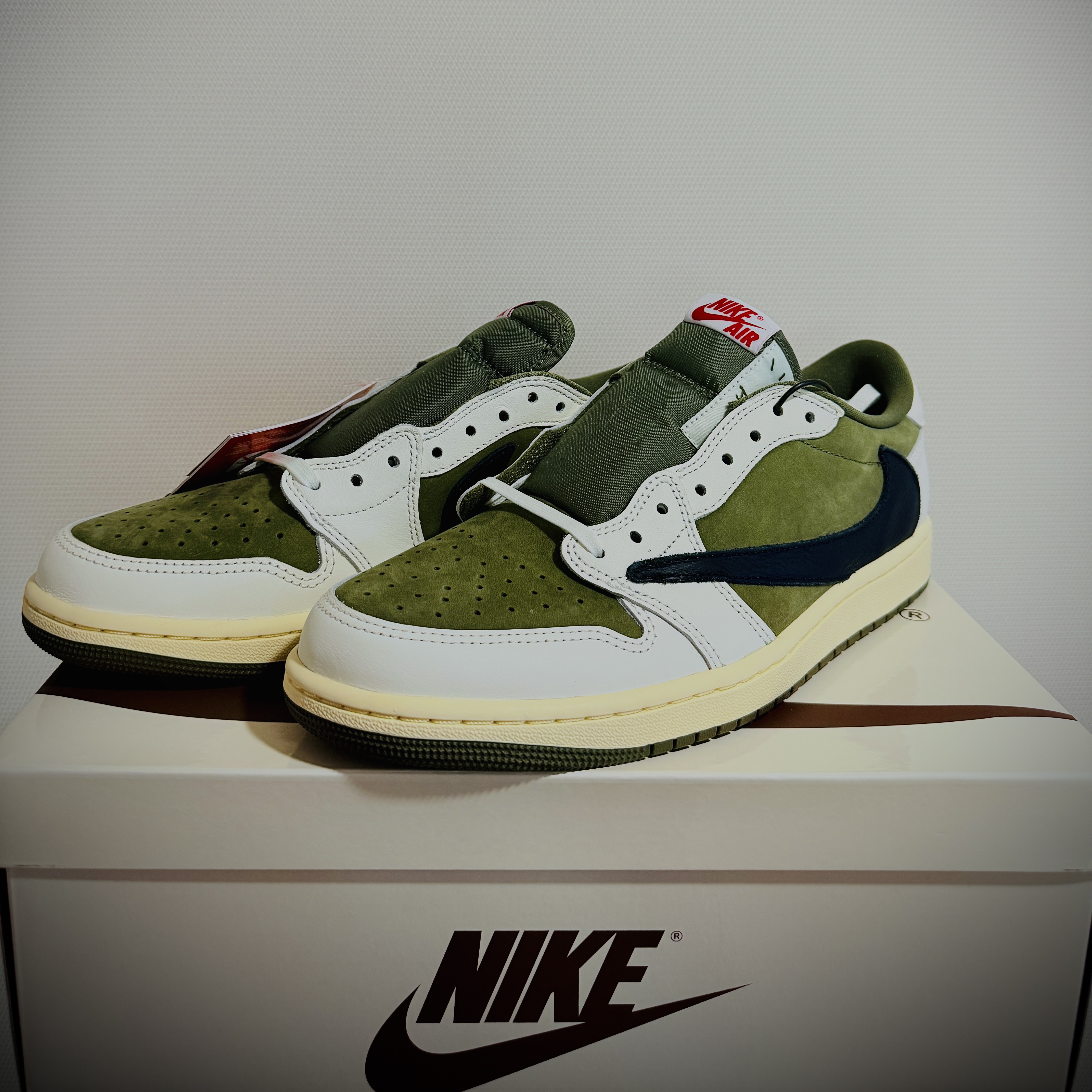 Jordan 1 x Travis Scott Retro Low OG SP Reverse Olive 착용 스타일