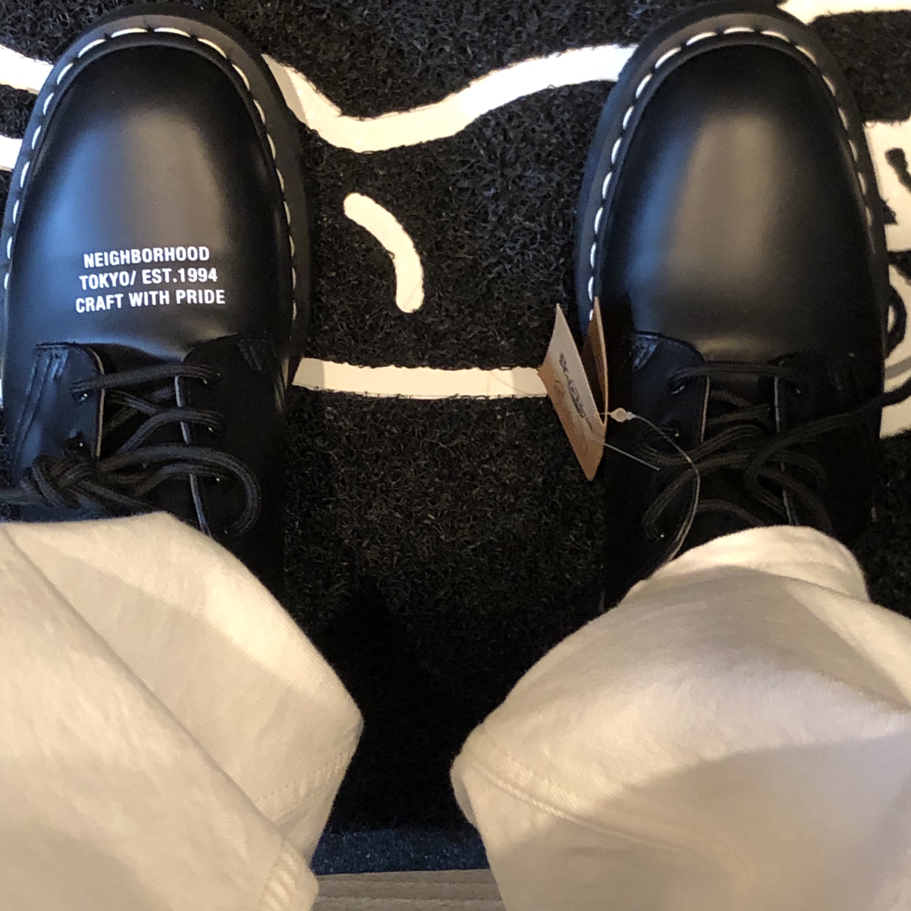 Dr. Martens x Neighborhood Smiths Smooth Leather Black 착용 스타일 - 1