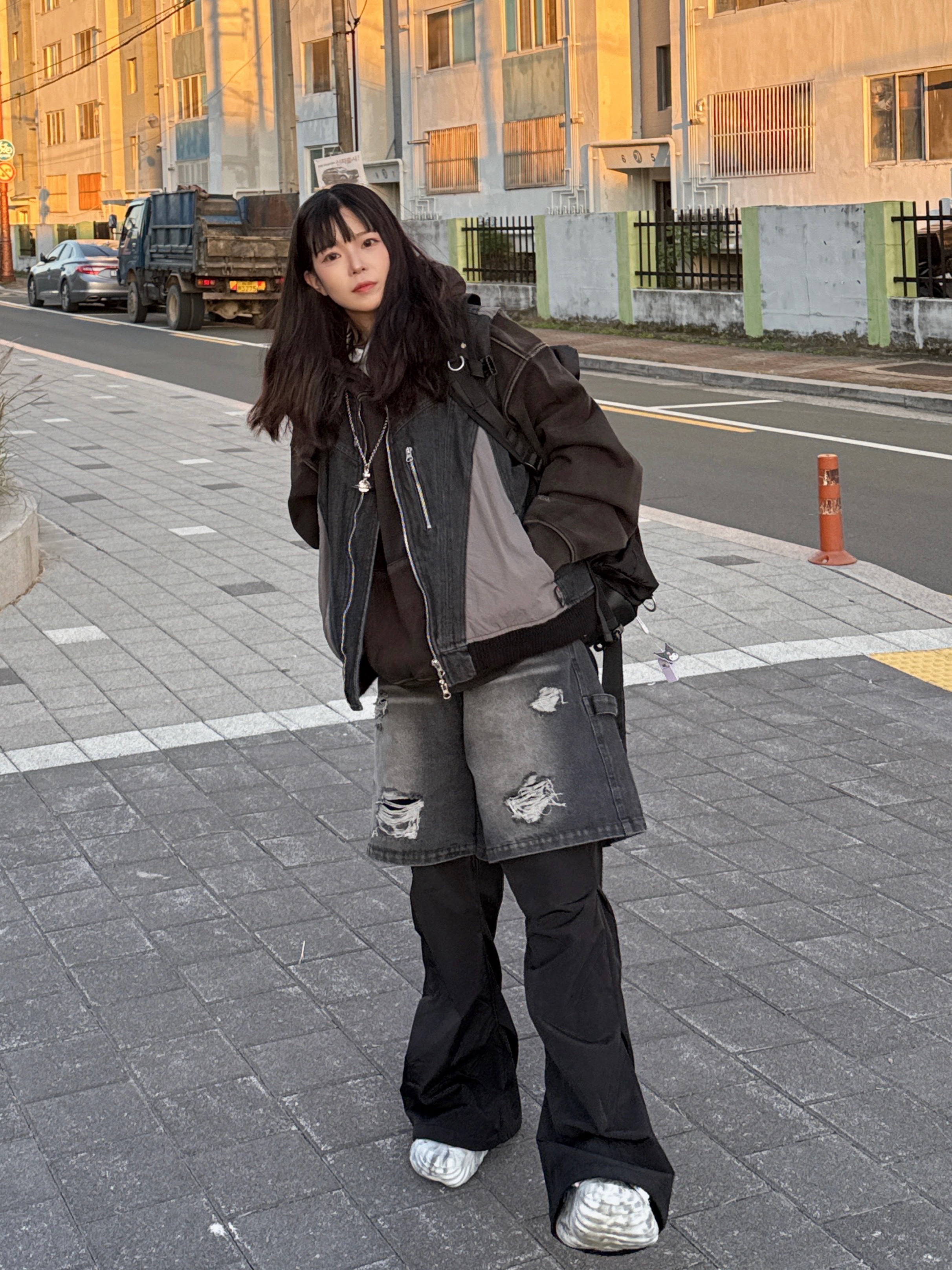 Flavorism Hybrid Layered Denim Track Pants (TP0056) Black, Flavorism Hybrid Denim Padding Vest Black 착용 스타일 - 1