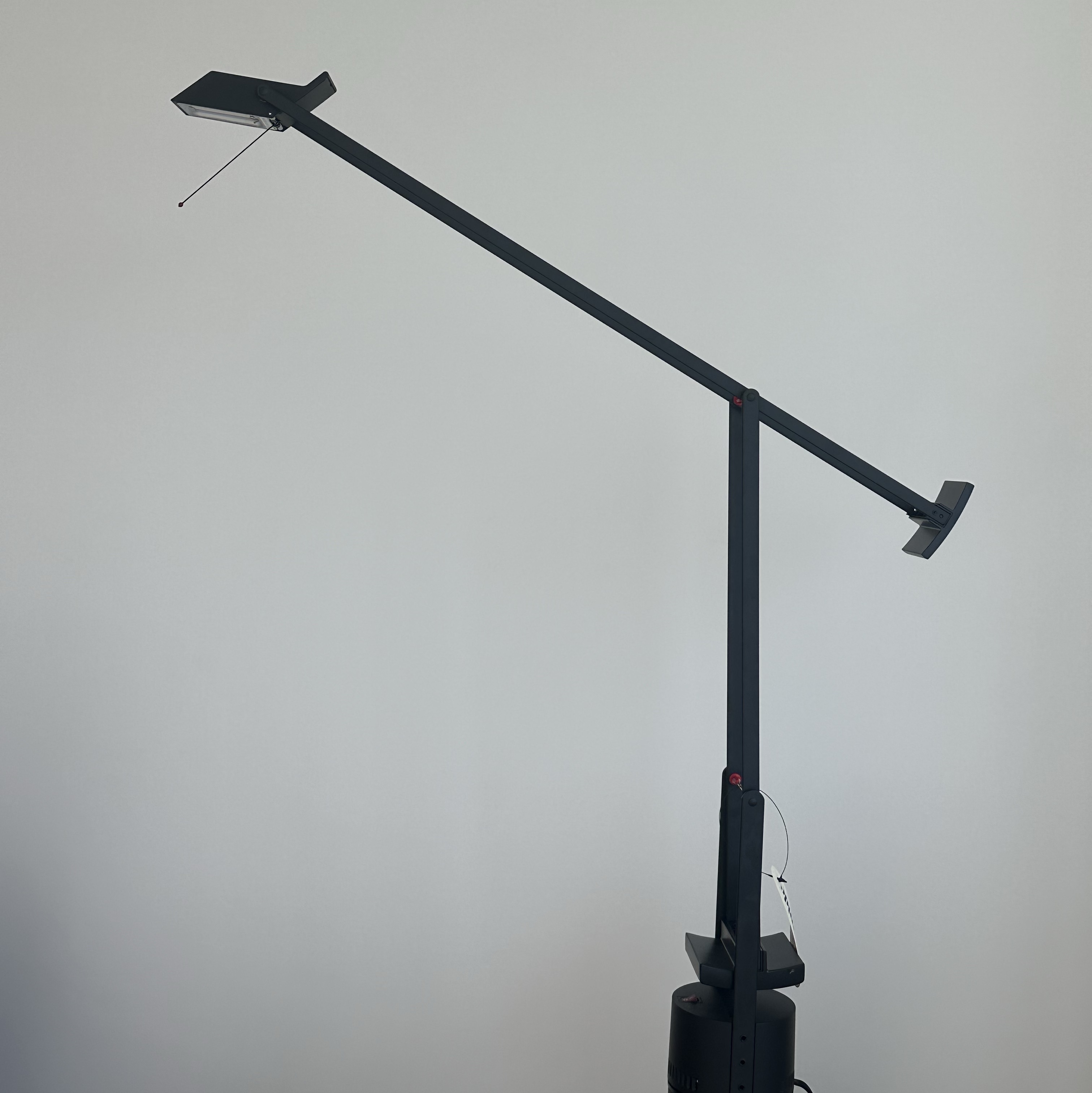 Artemide Tizio Black 착용 스타일 - 1