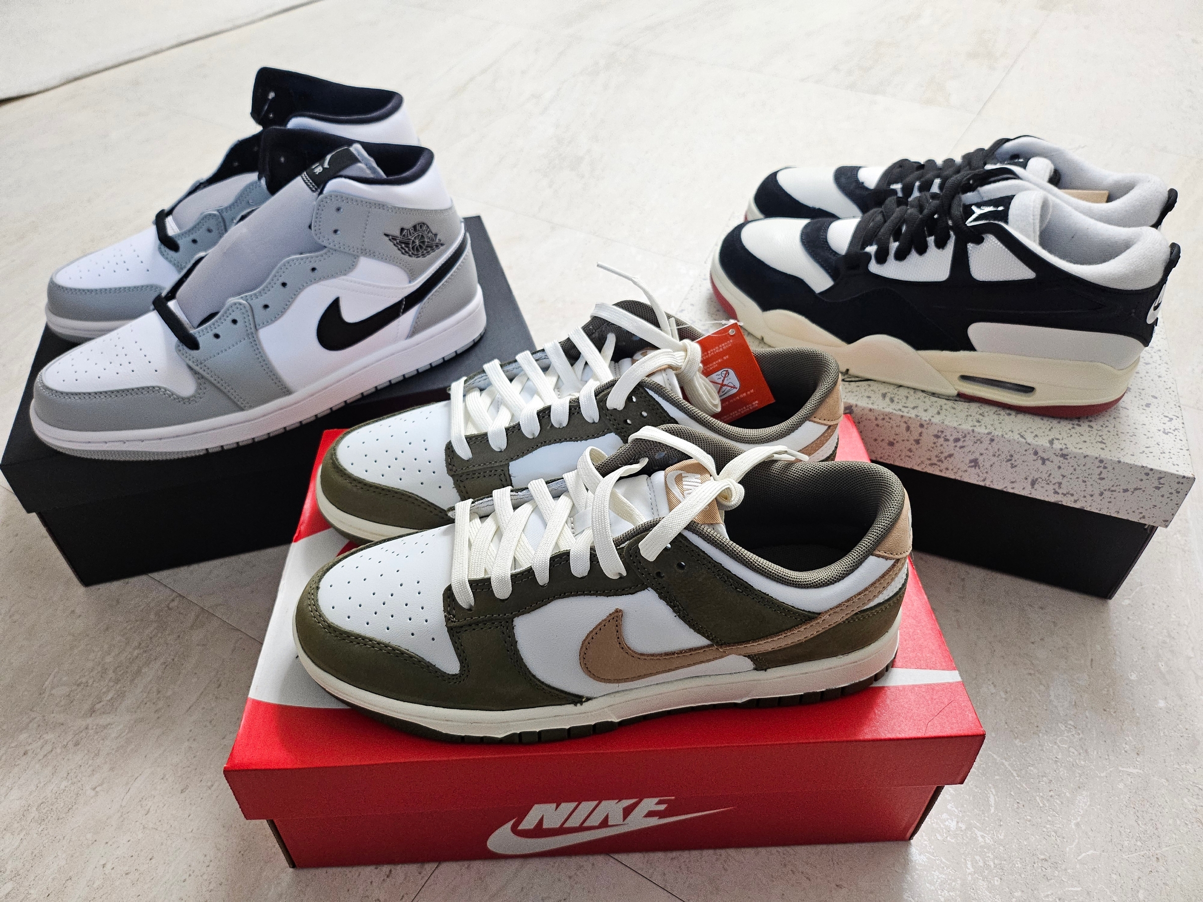 Nike Dunk Low Retro Premium Medium Olive and Summit White, Jordan 4 RM Sail Black Canyon Rust Coconut Milk White 착용 스타일