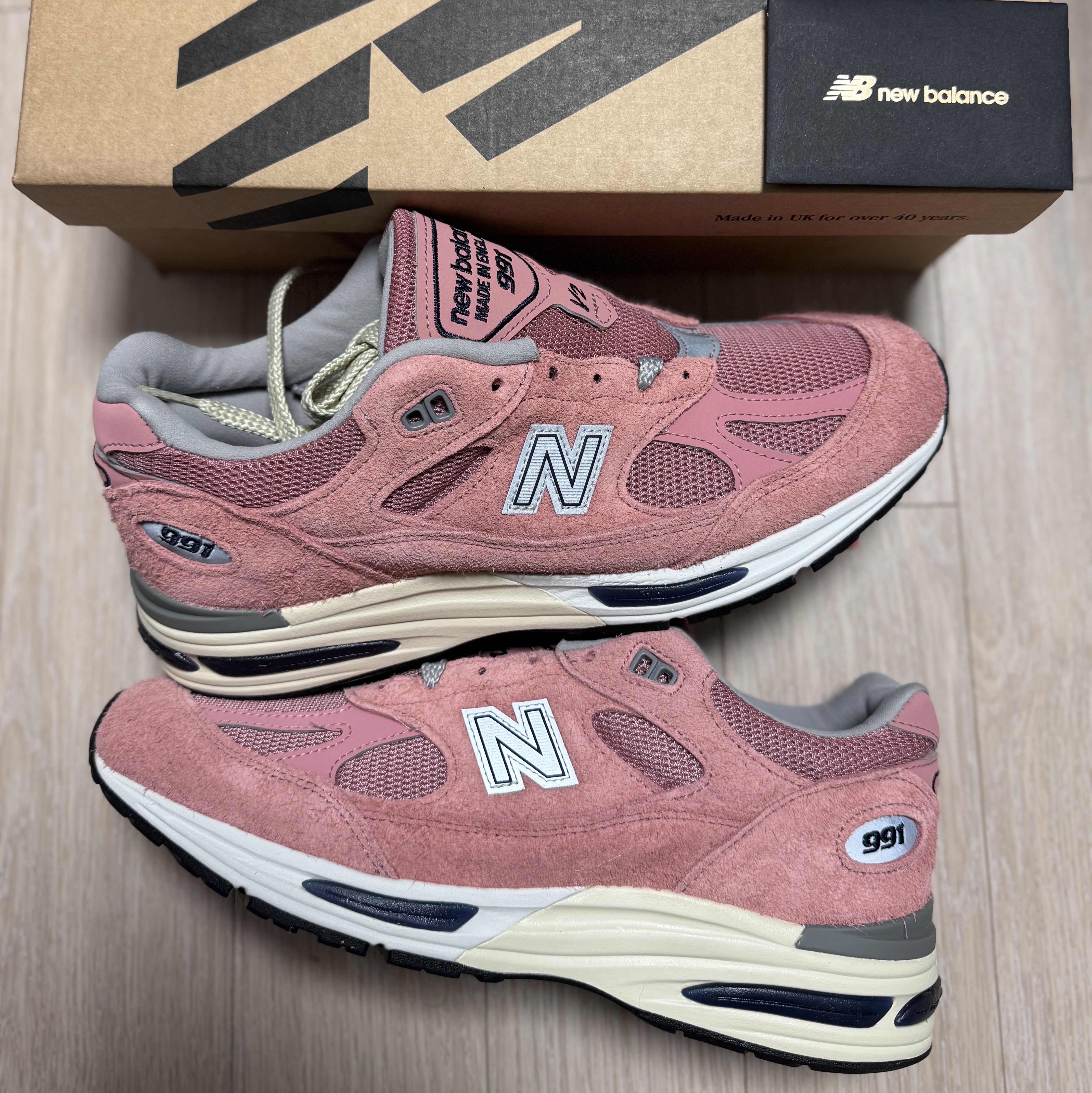 New Balance 991v2 Made in UK Brandied Apricot, New Balance 990v6 Made in USA Grey - D Standard 착용 스타일 - 1