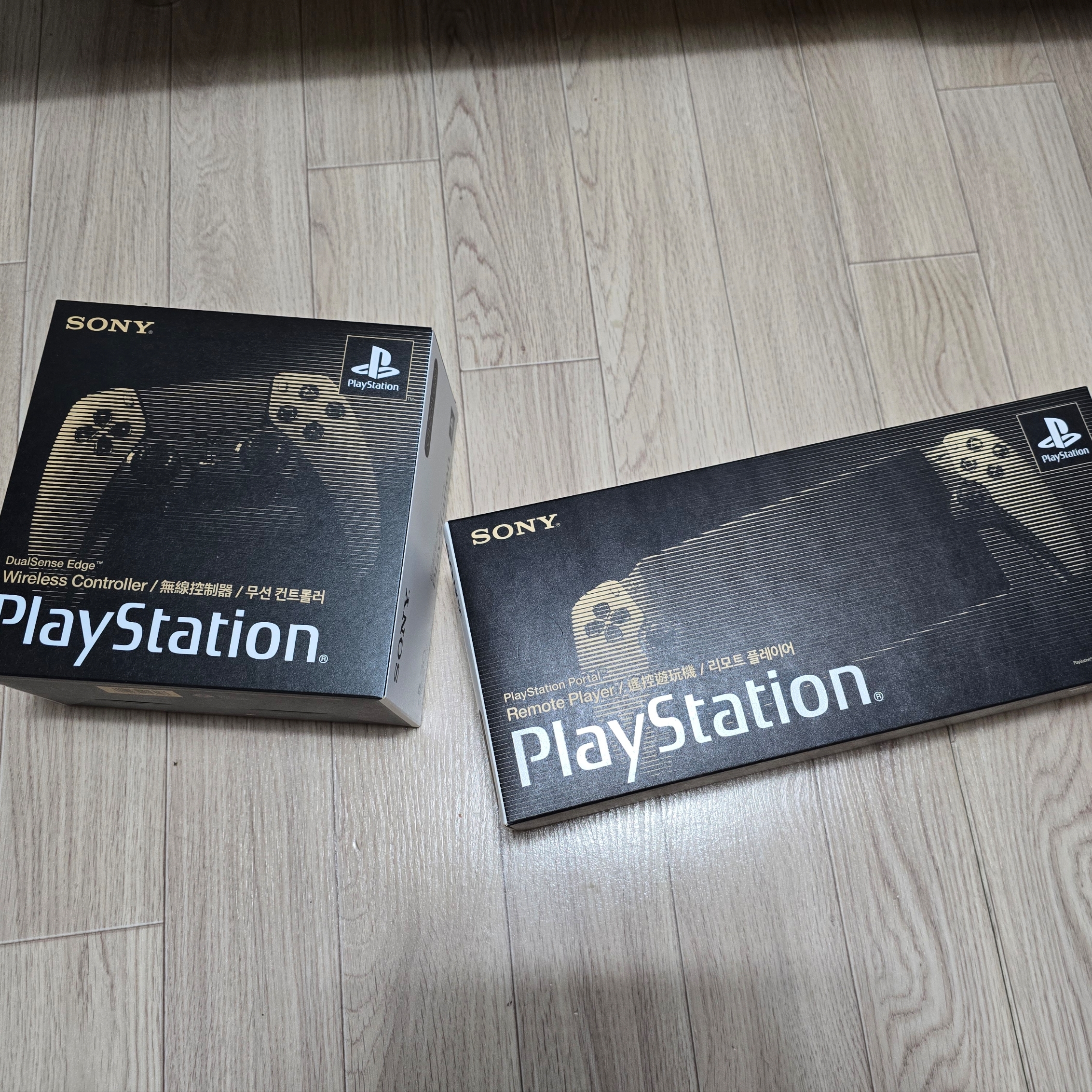 Playstation 5 DualSense Edge Wireless Controller 30th Anniversary Limited Edition (SIEK 220V), Playstation Portal Remote Player 30th Anniversary Limited Edition (SIEK 220V) 착용 스타일