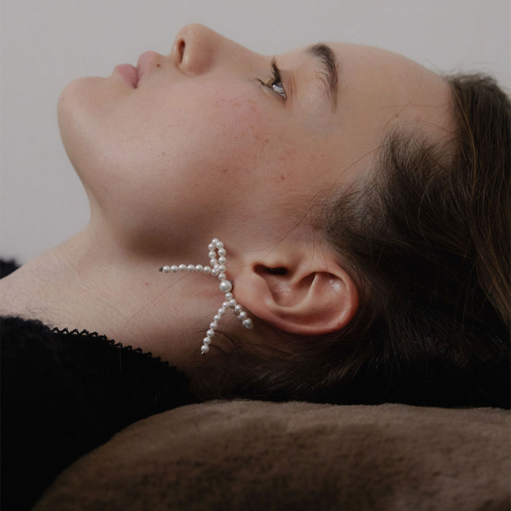 러브미몬스터 미니멀 진주 리본 귀걸이 아이보리(lovememonster Minimal Pearl Ribbon Earrings Ivory) - 5