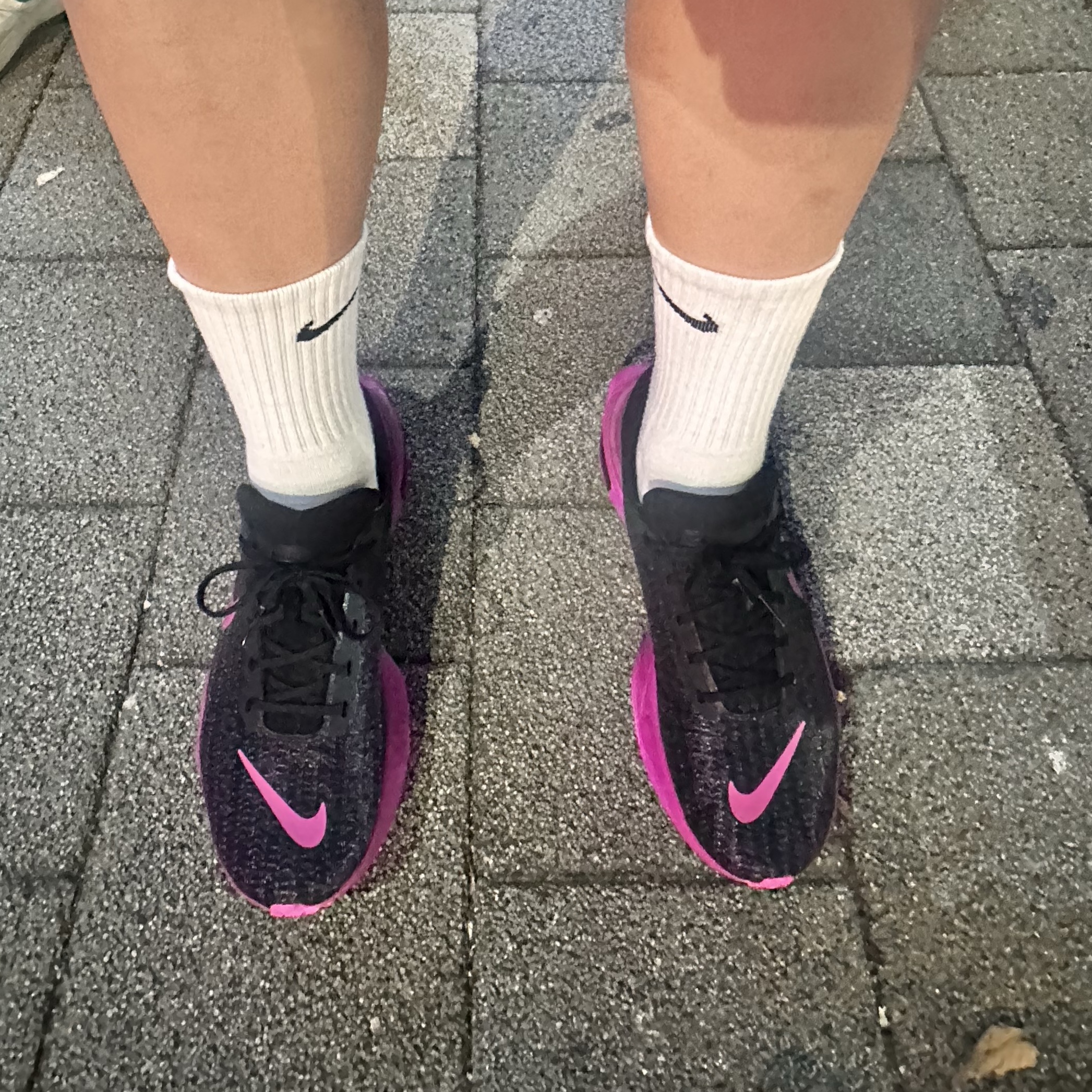 Nike ZoomX Invincible Run 3 Black Vivid Grape 착용 스타일