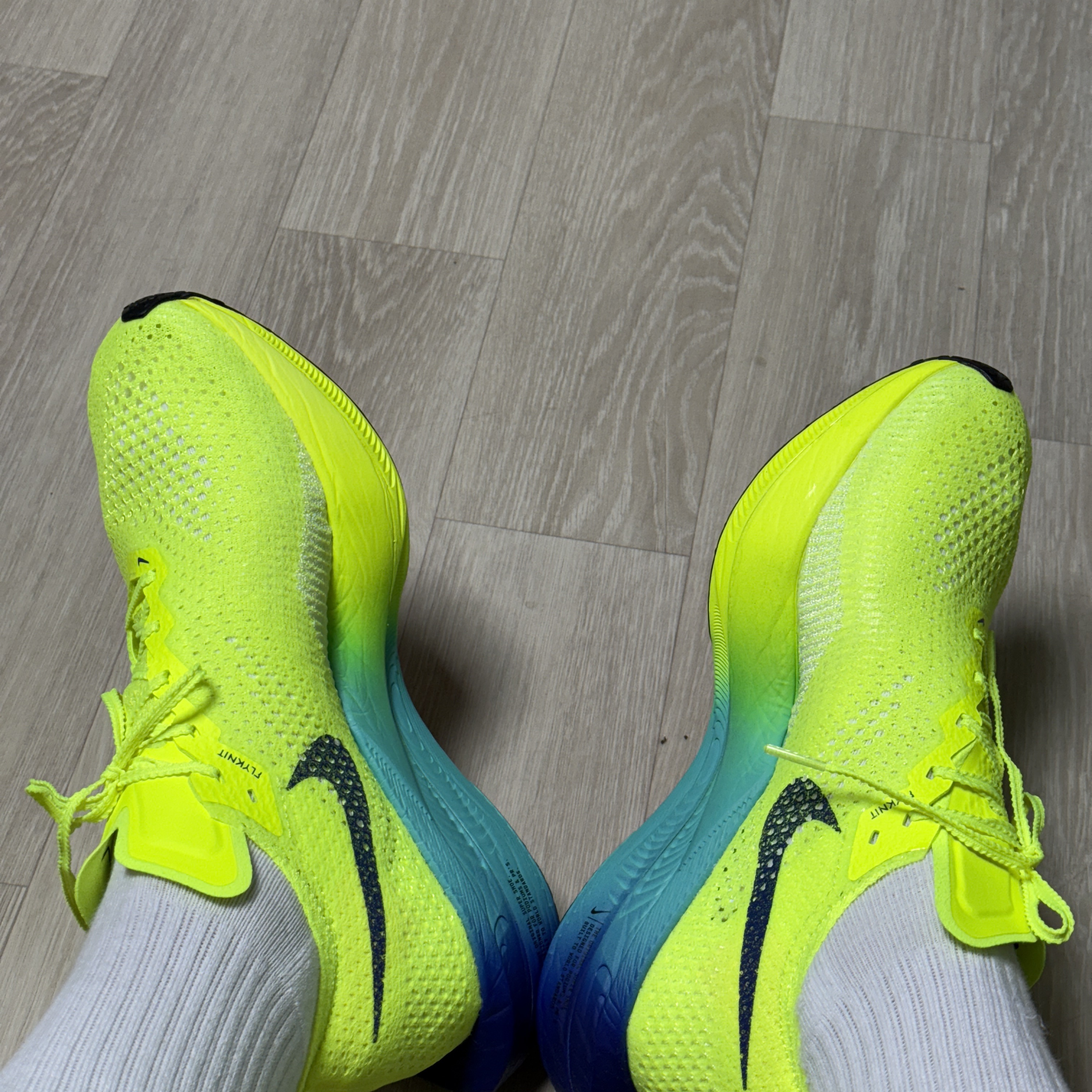 Nike ZoomX Vaporfly Next% 3 Volt Scream Green 착용 스타일