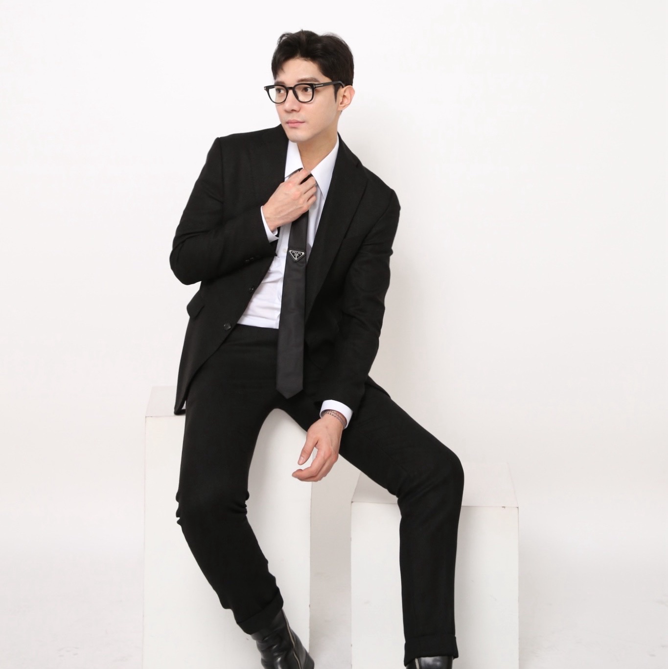 Prada Re-Nylon Gabardine Tie Black 착용 스타일 - 3