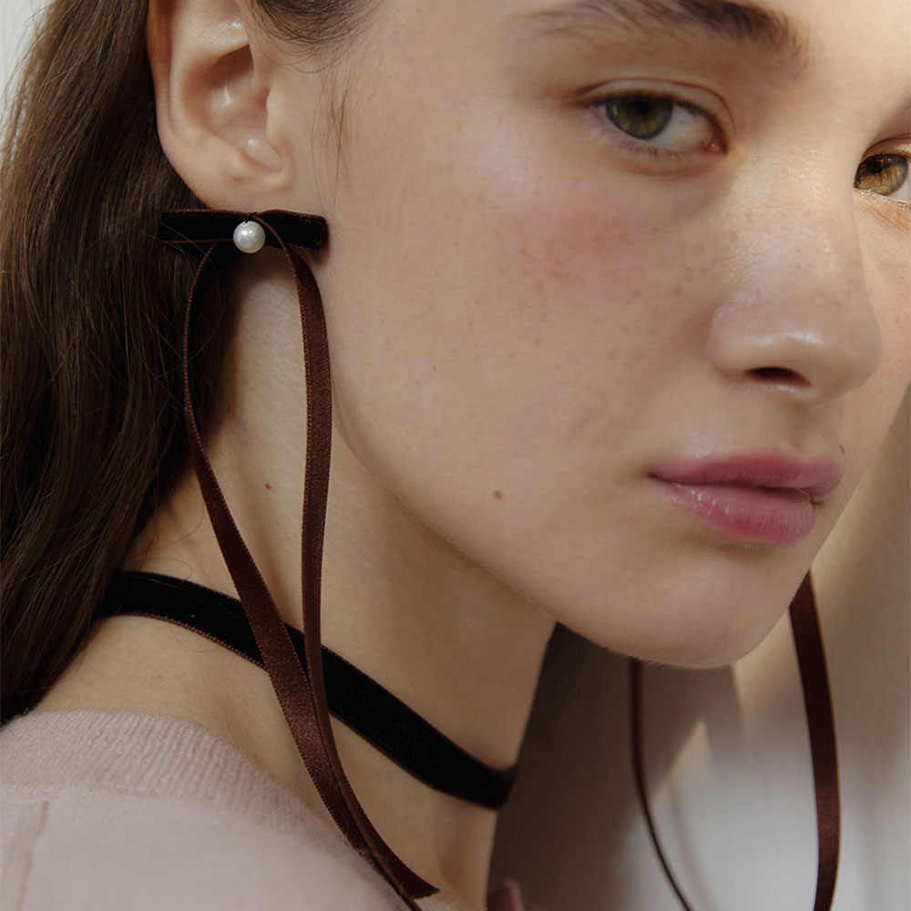 러브미몬스터 브라운 벨벳 리본 귀걸이 브라운(lovememonster Brown Velvet Ribbon Earrings Brown) - 2