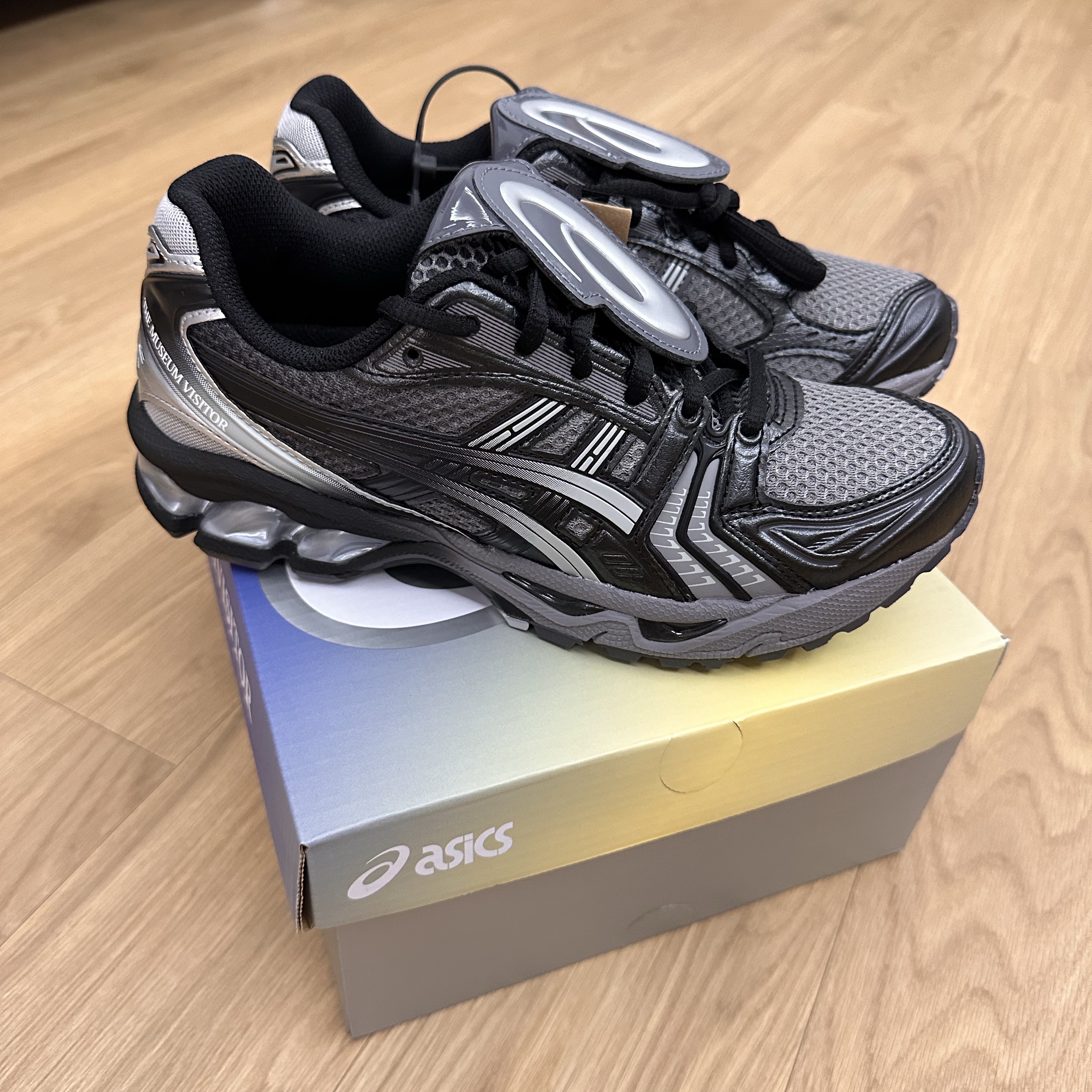 Asics x The Museum Visitor Gel-Kayano 14 Clay Grey Glacier Grey 착용 스타일