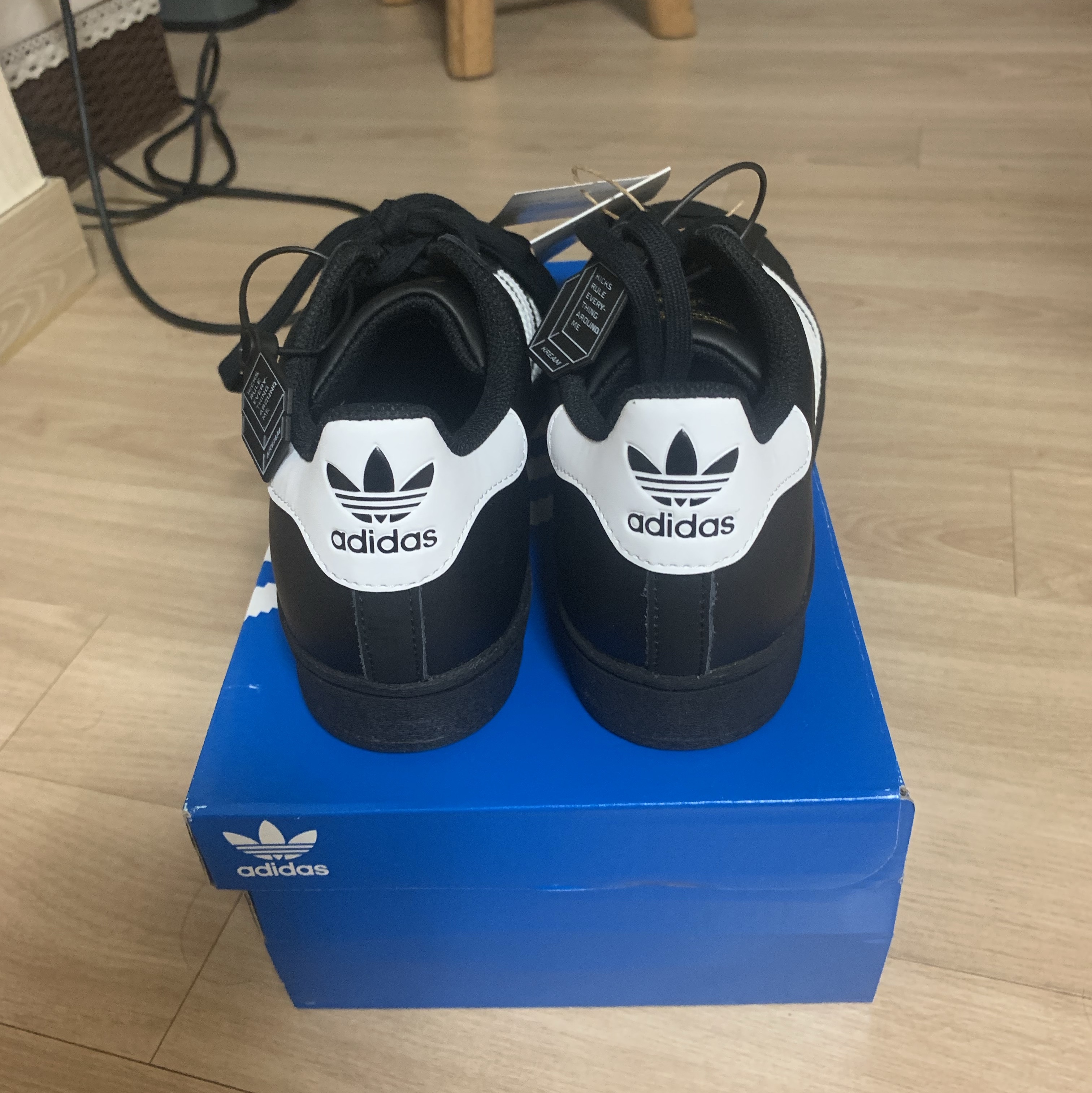 Adidas Superstar Core Black White 착용 스타일 - 2