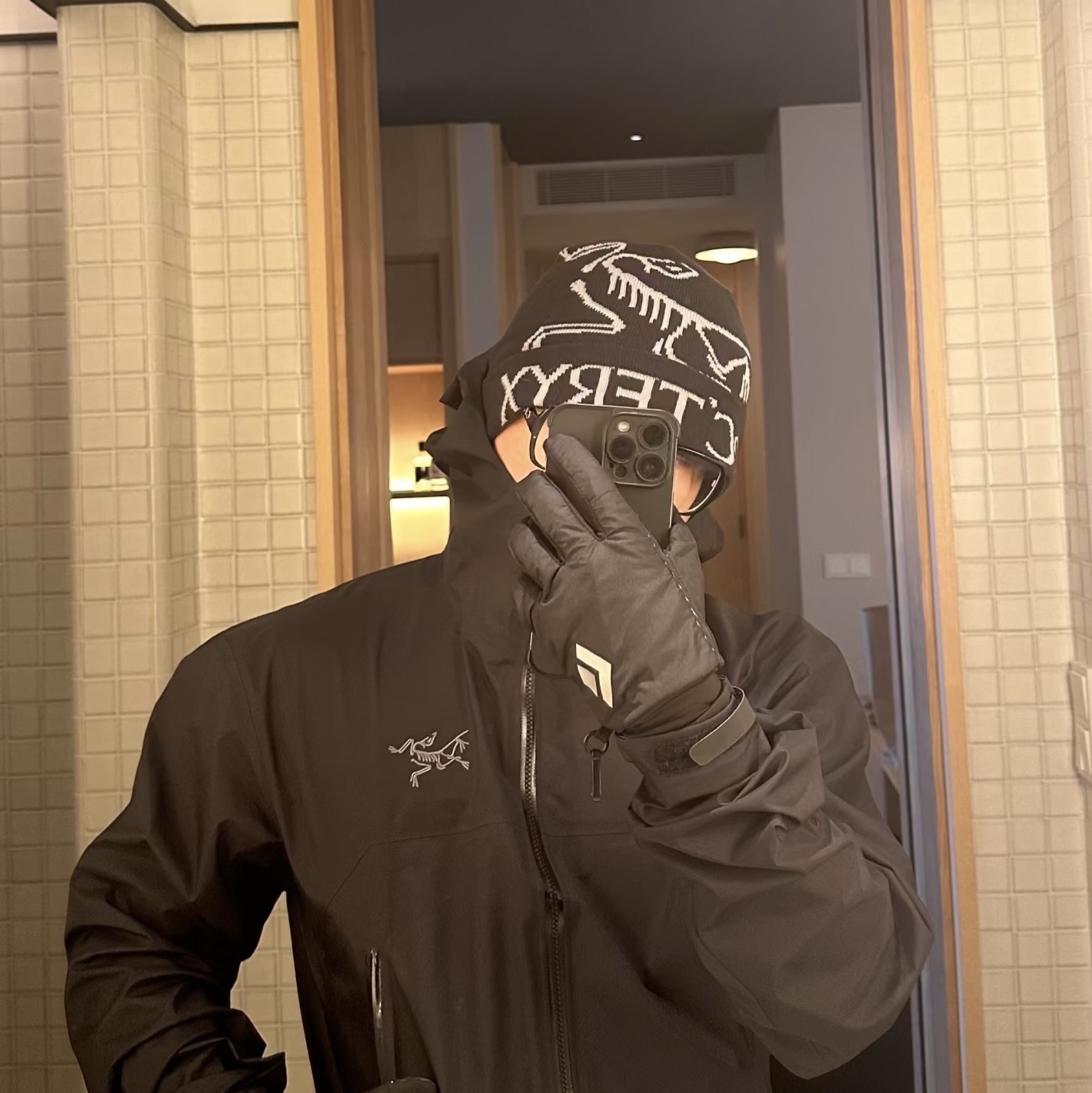 Arc'teryx Bird Word Toque Black Void 착용 스타일