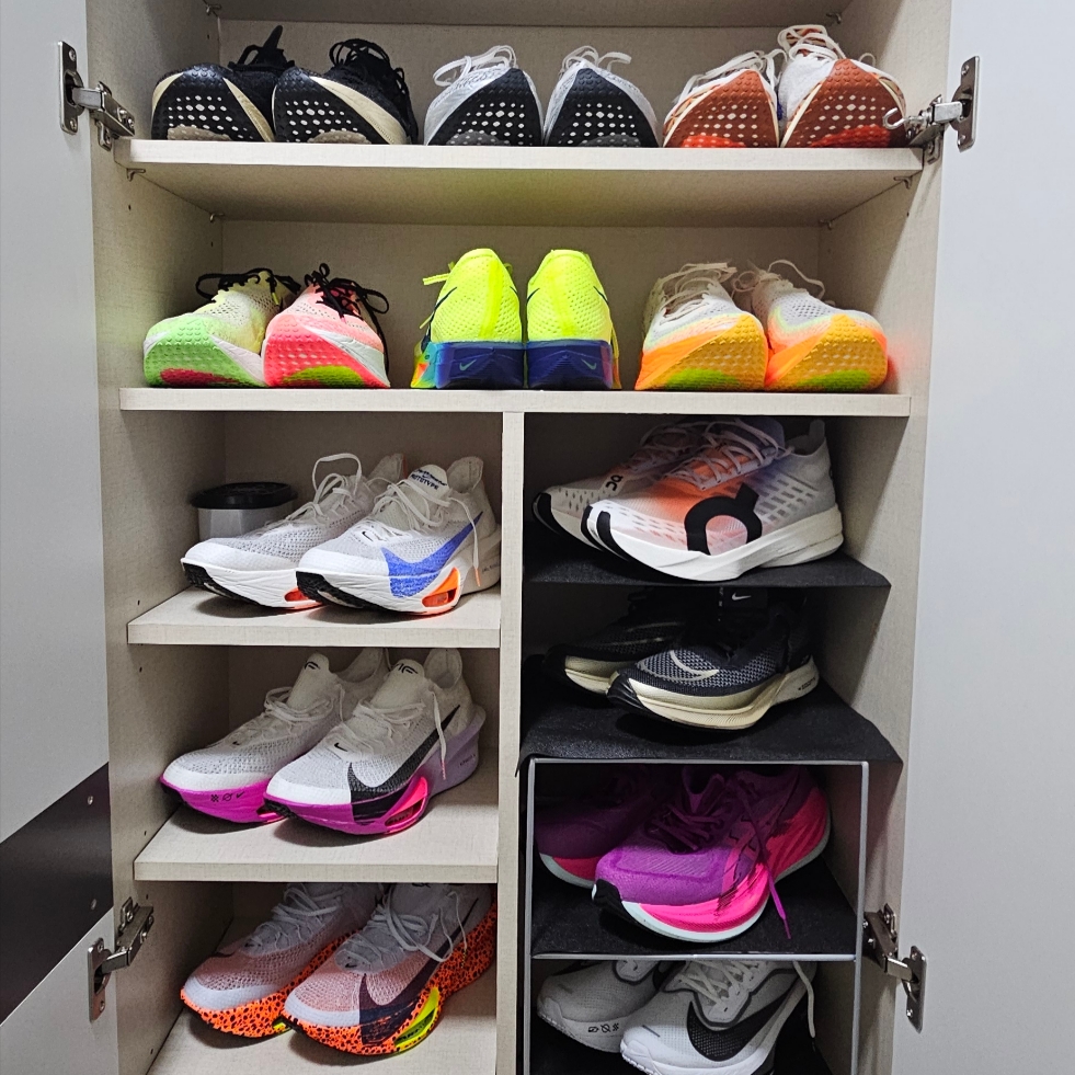 Adidas Adizero Boston 12 Cloud White Core Black Night Metallic, Nike ZoomX Vaporfly Next% 3 Sail Cobalt Bliss Total Orange 착용 스타일 - 2