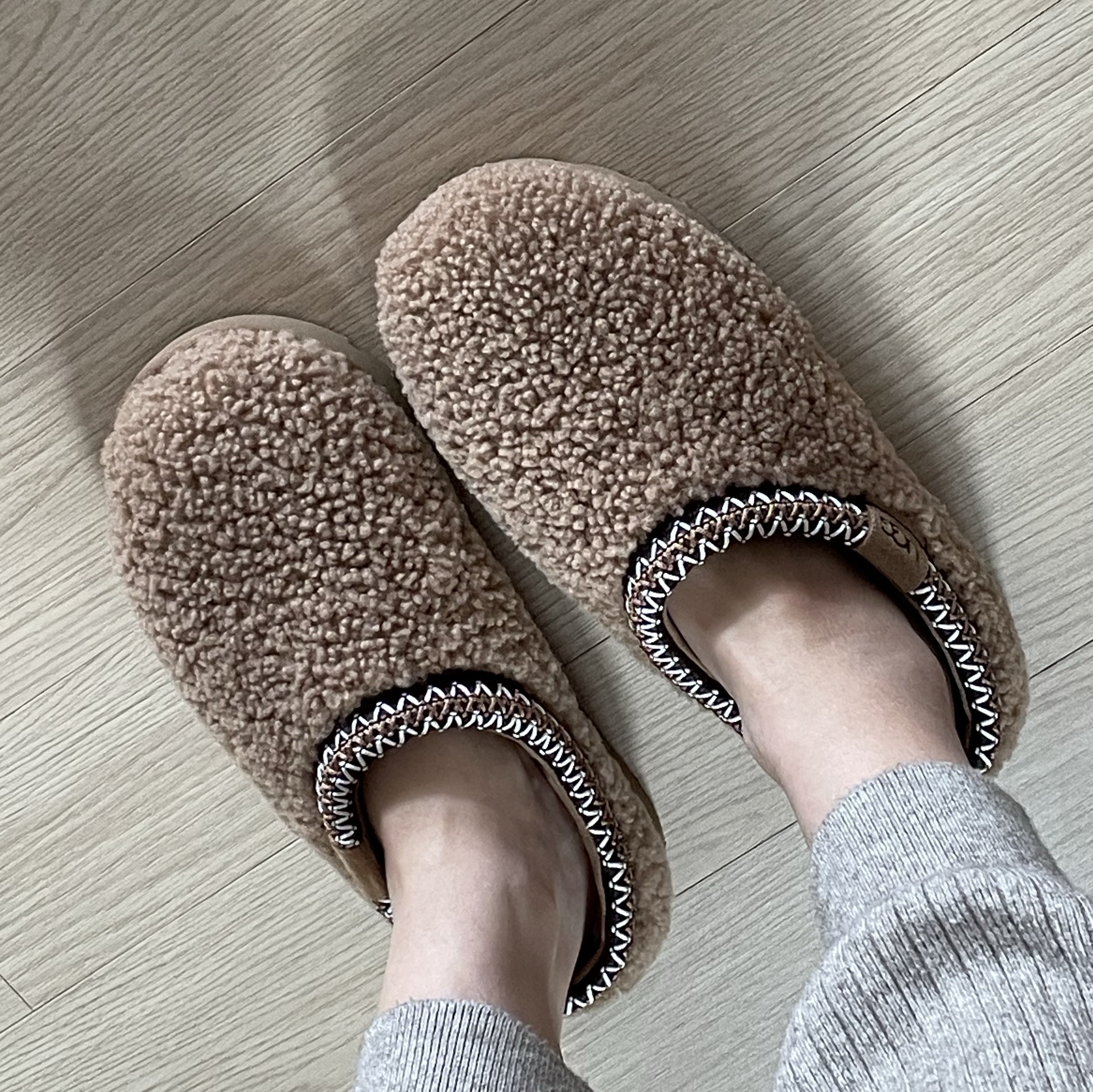 (W) UGG Maxi Curly Tasman Slipper Chestnut 착용 스타일