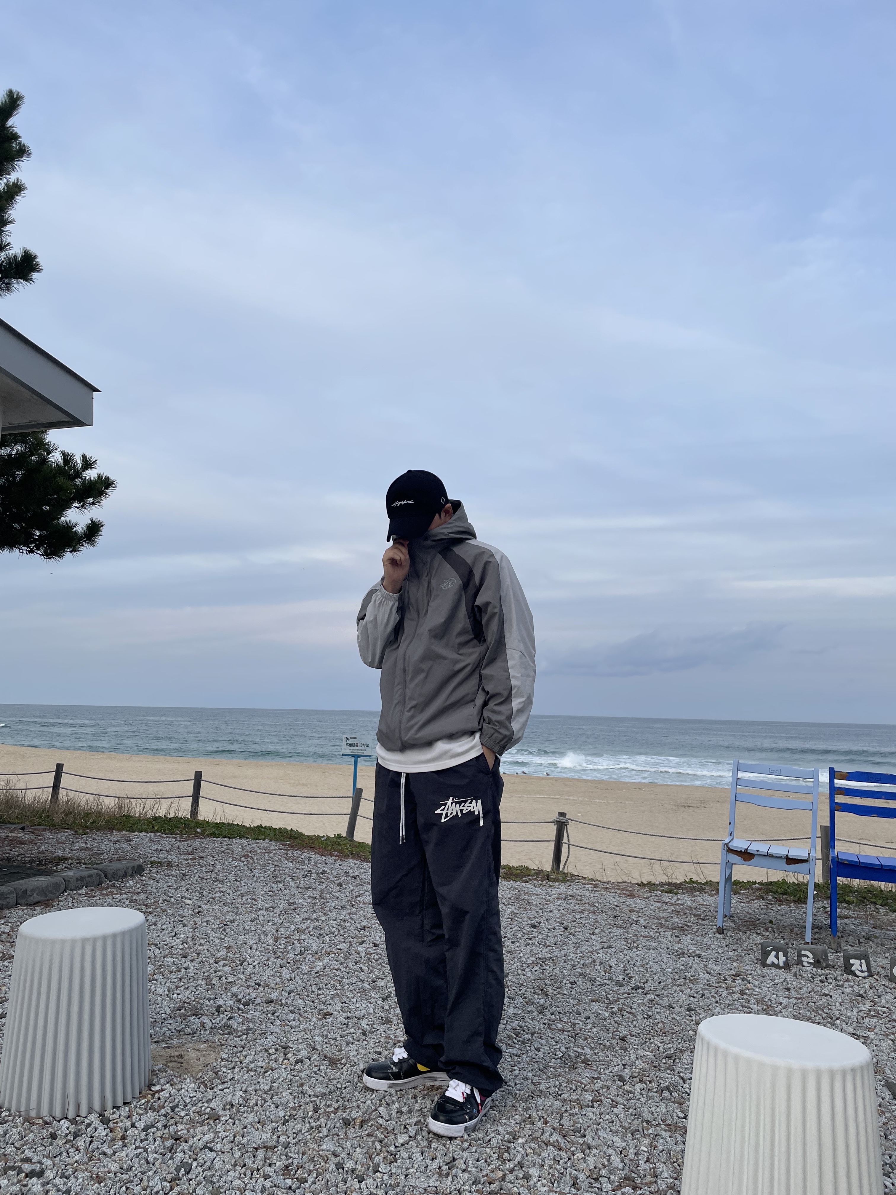Nike x Stussy Beach Pants Off Noir, Nike x Peaceminusone Air Force 1 Low Para-Noise 3.0 Black and Multicolor 착용 스타일