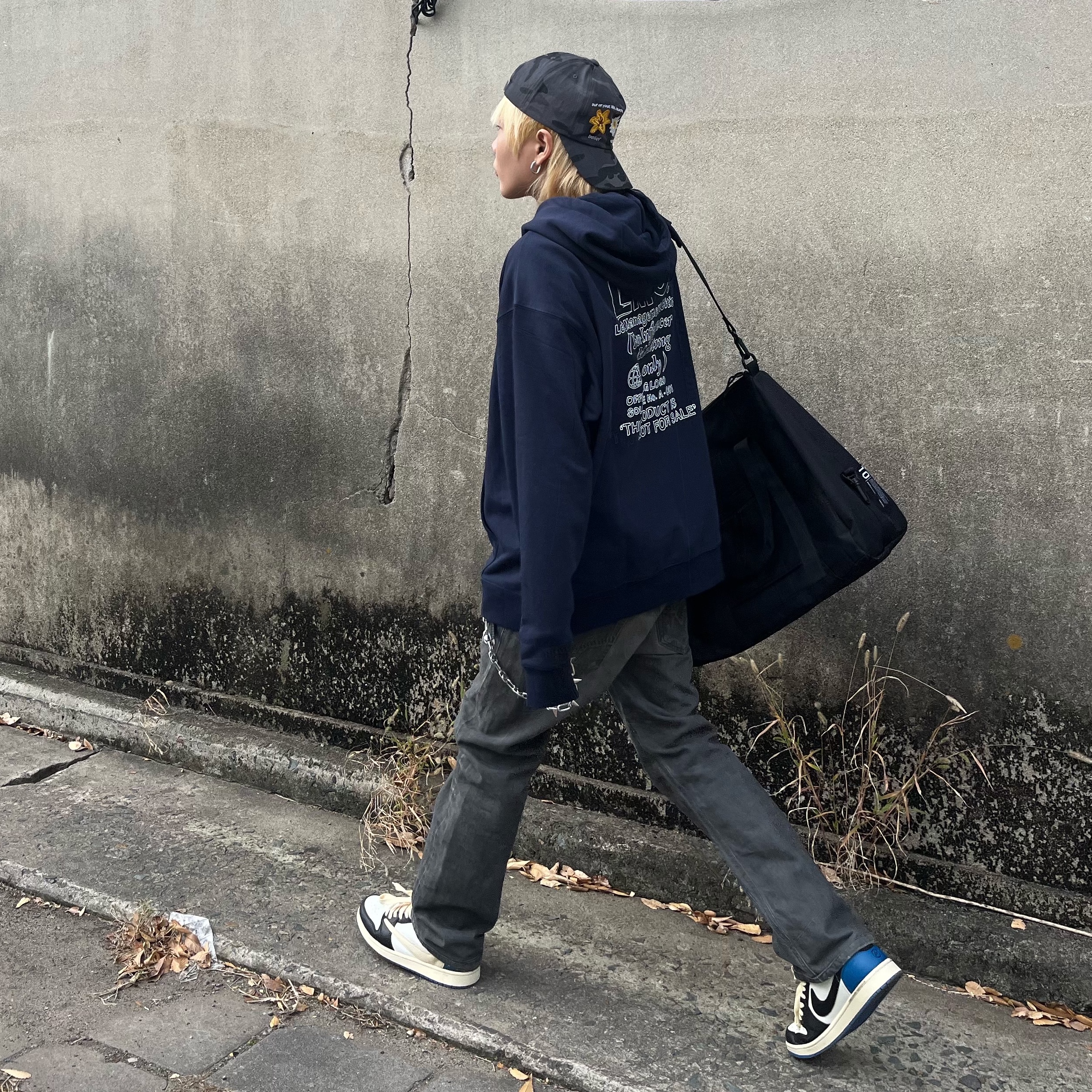 Jordan 1 x Travis Scott x Fragment Retro Low OG SP Military Blue 착용 스타일 - 3